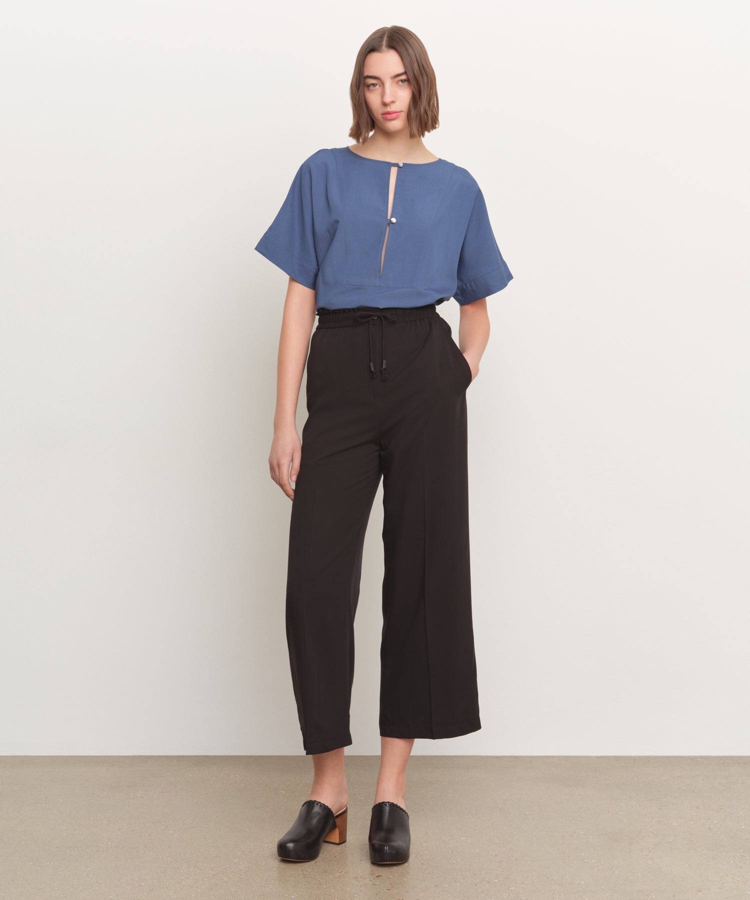 The model is 181 cm tall and is wearing a size 2 in BLACK.