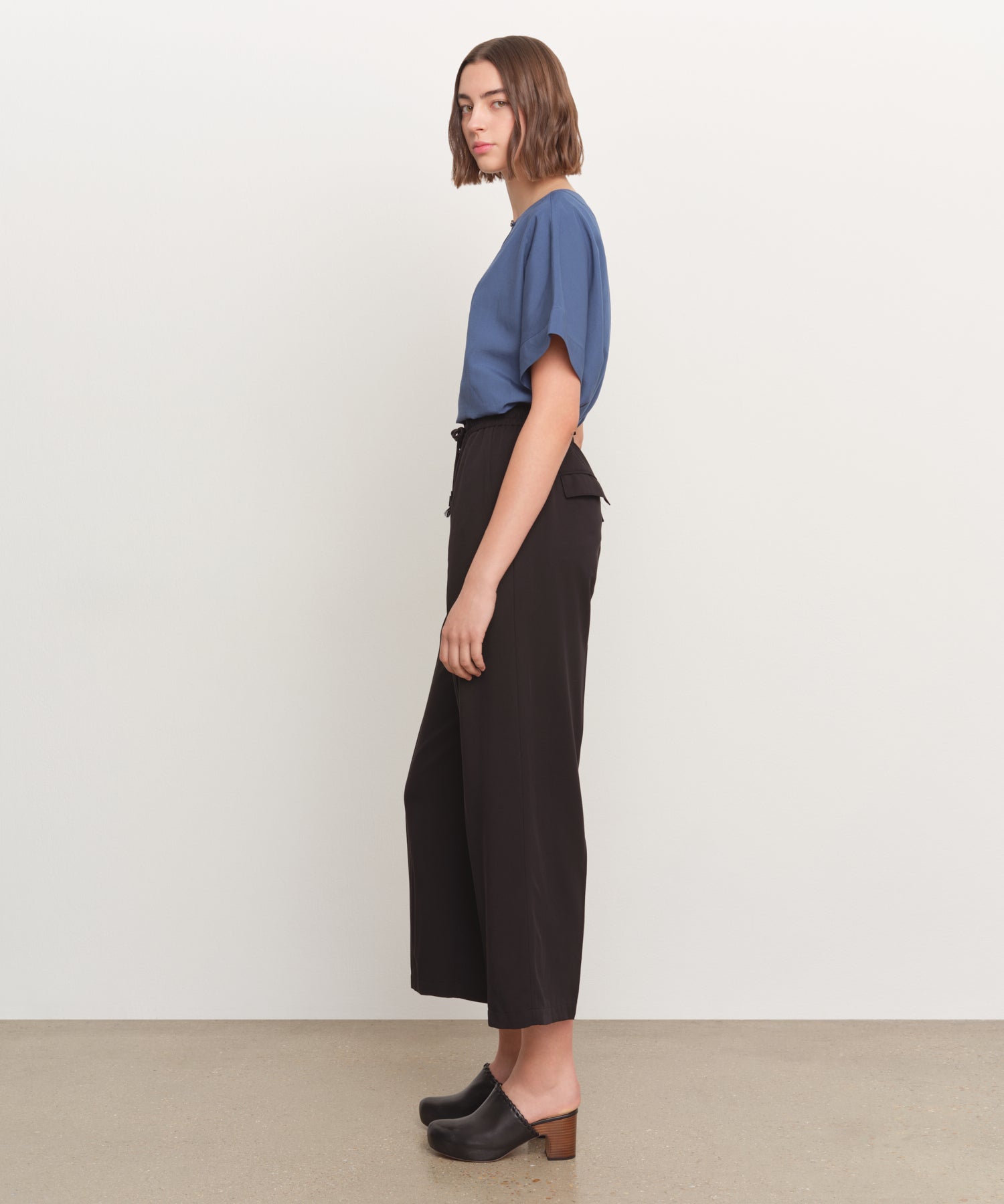 The model is 181 cm tall and is wearing a size 2 in BLACK.
