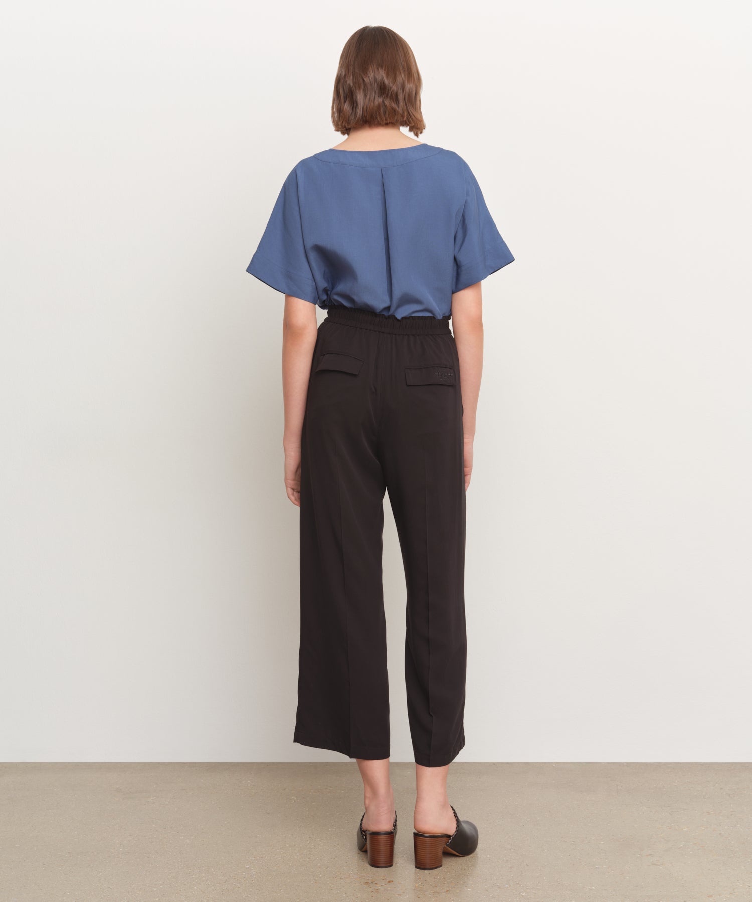 The model is 181 cm tall and is wearing a size 2 in BLACK.