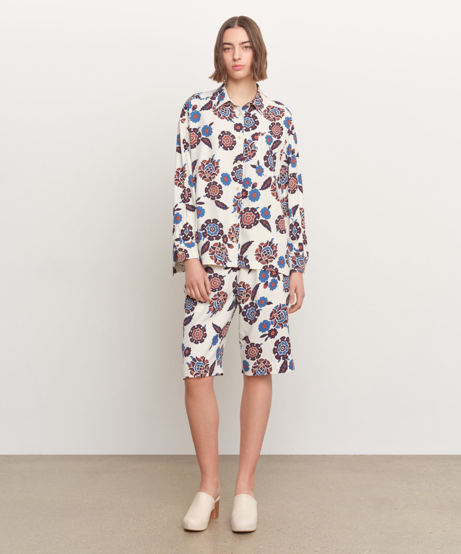 The model is 181 cm tall and is wearing a size 2 in IVORY.