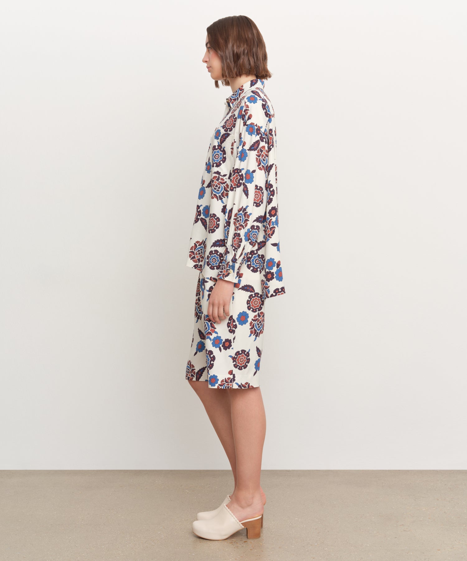 The model is 181 cm tall and is wearing a size 2 in IVORY.