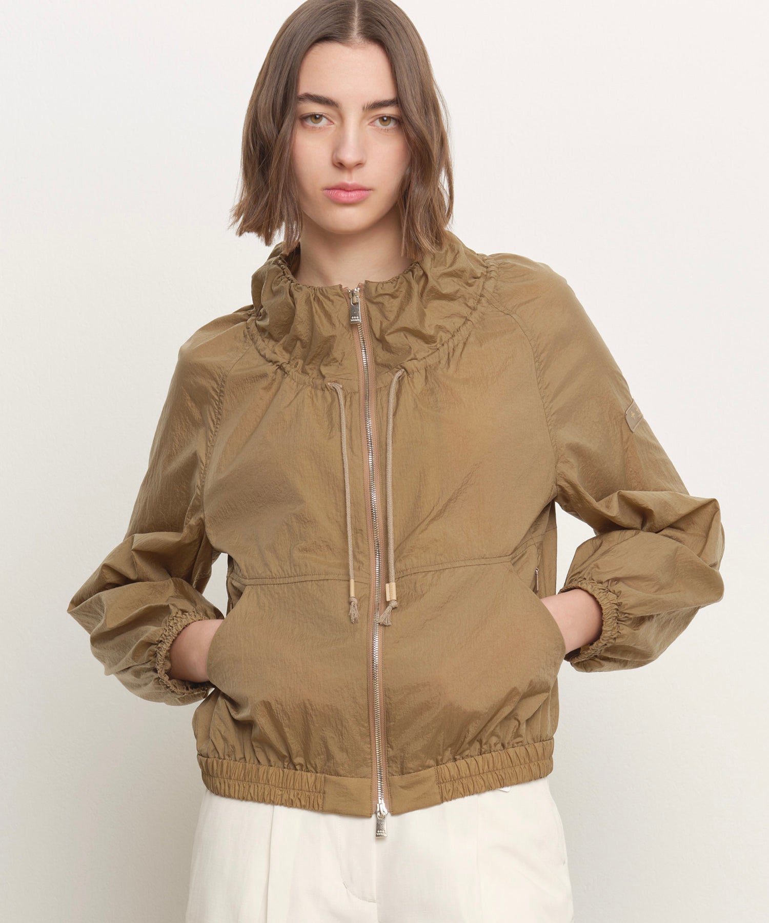 The model is 181 cm tall and is wearing a size 2 in BEIGE.
