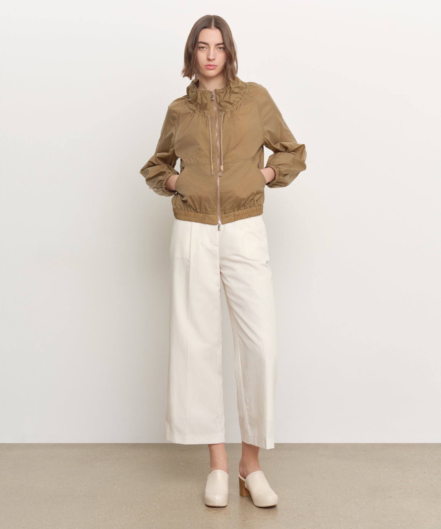 The model is 181 cm tall and is wearing a size 2 in BEIGE.