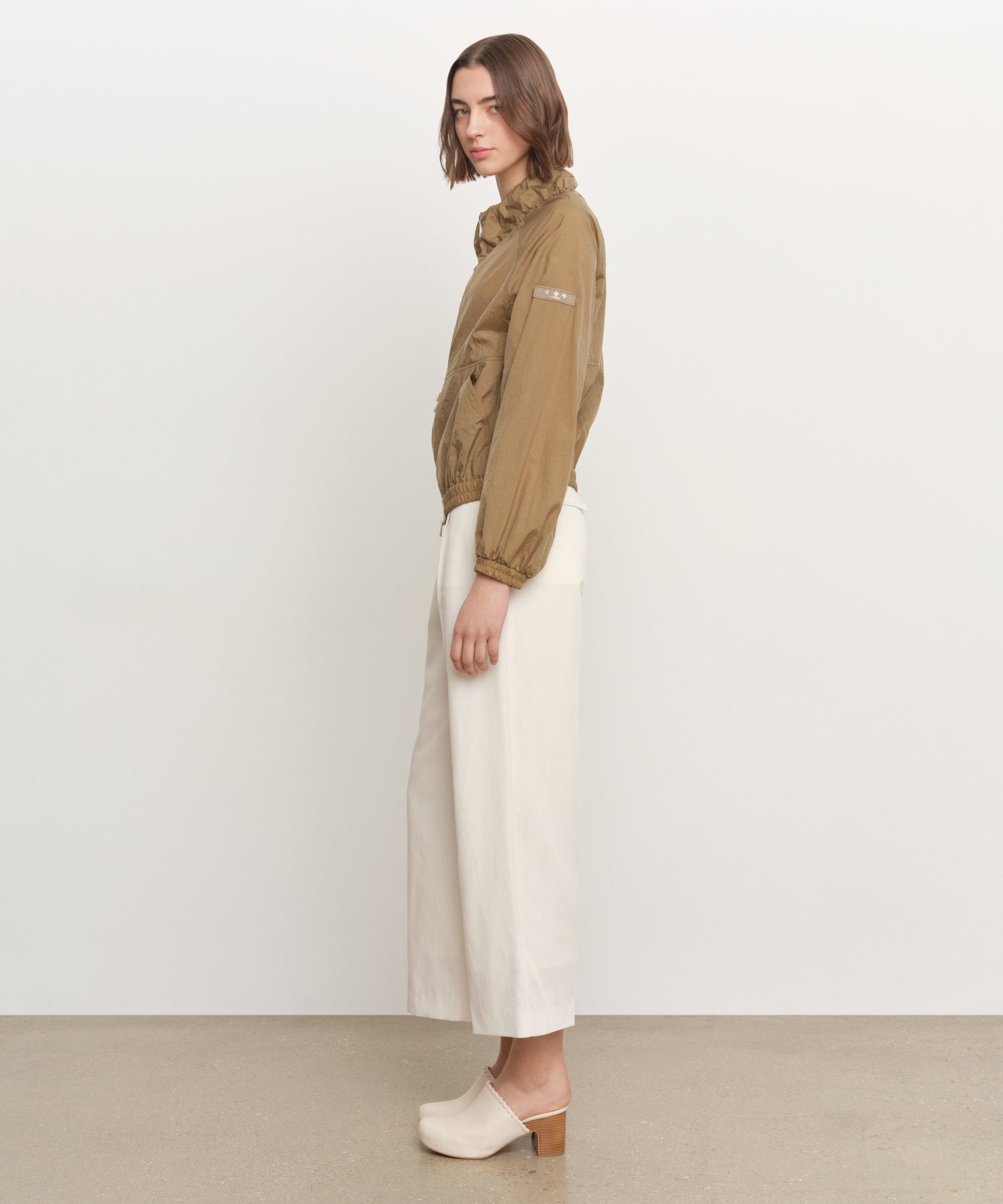 The model is 181 cm tall and is wearing a size 2 in BEIGE.