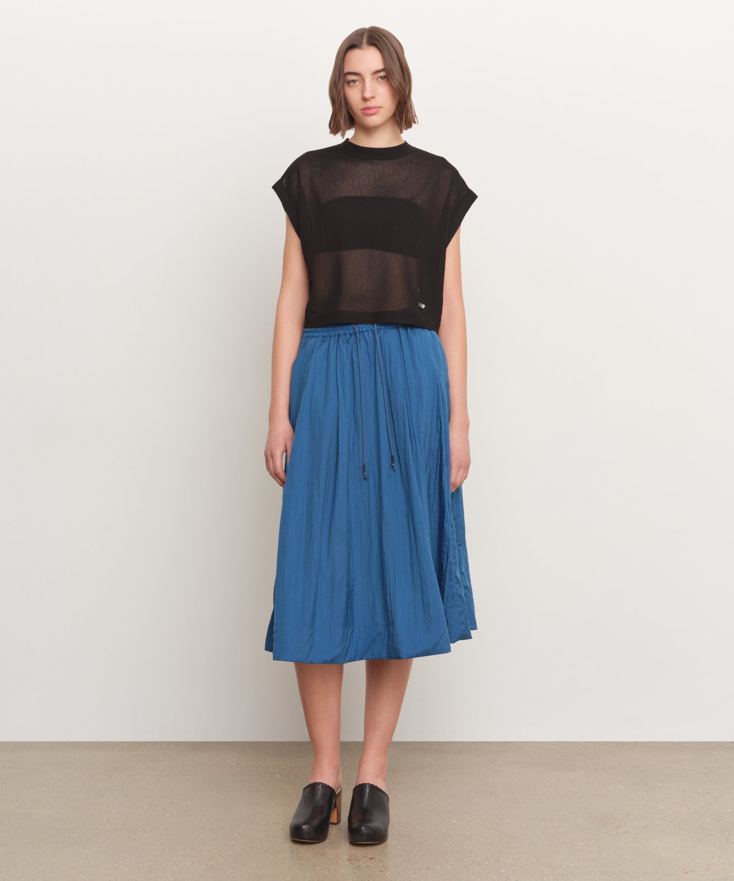 The model is 181 cm tall and is wearing a size 2 in BLUE.