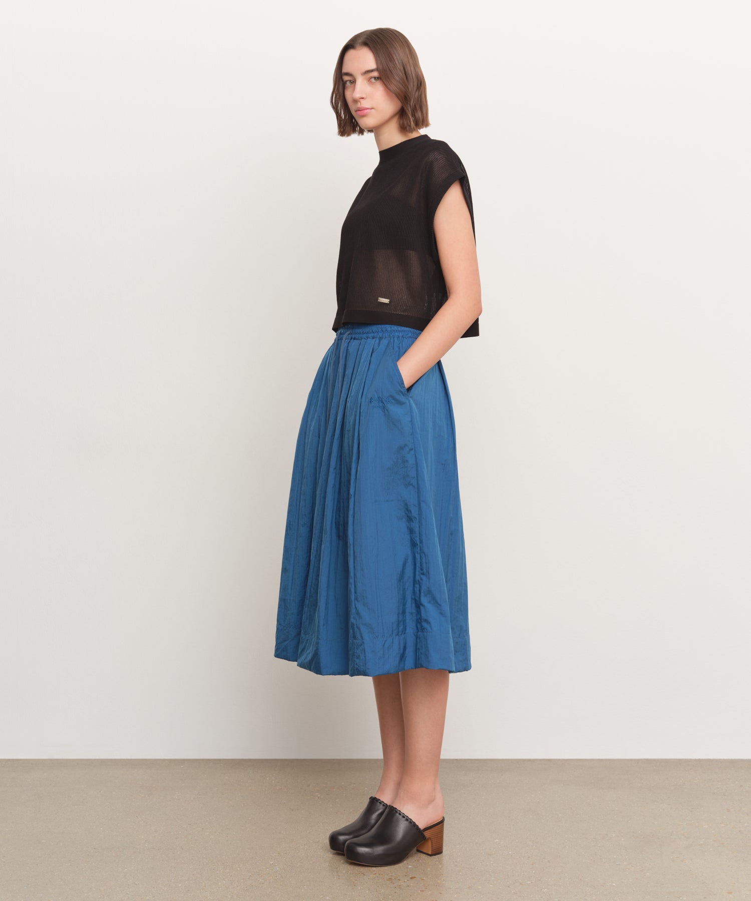 The model is 181 cm tall and is wearing a size 2 in BLUE.