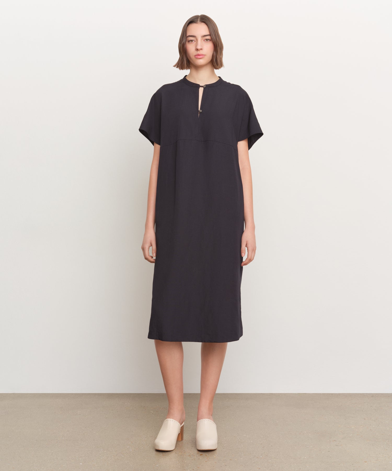 The model is 181 cm tall and is wearing a size 2 in NAVY.