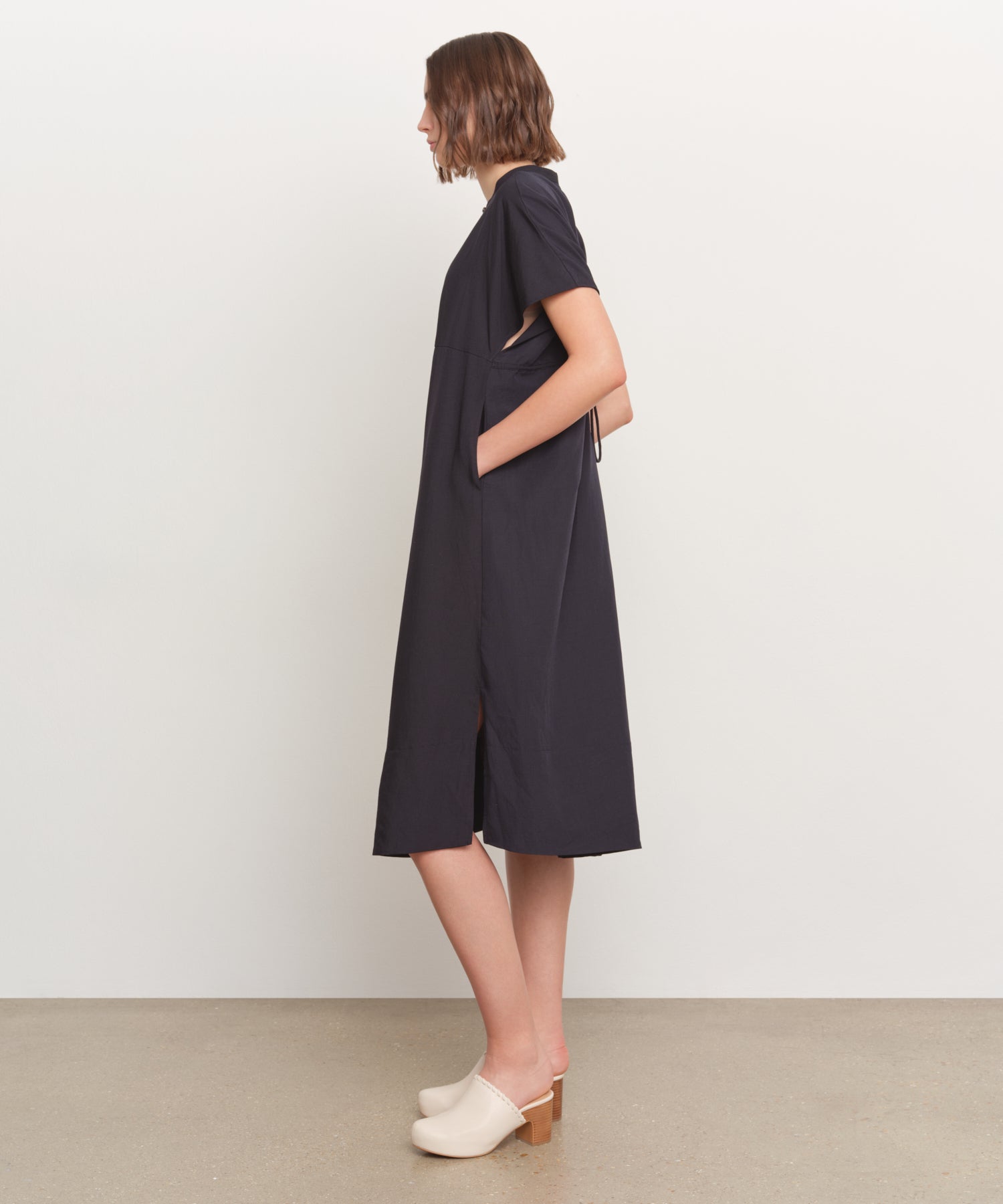 The model is 181 cm tall and is wearing a size 2 in NAVY.