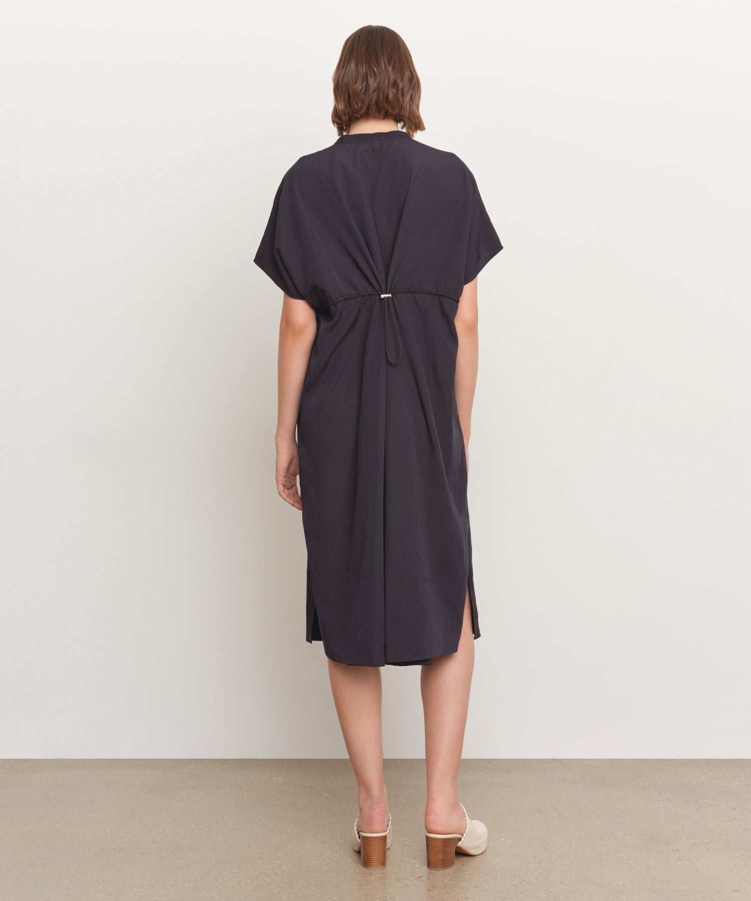 The model is 181 cm tall and is wearing a size 2 in NAVY.