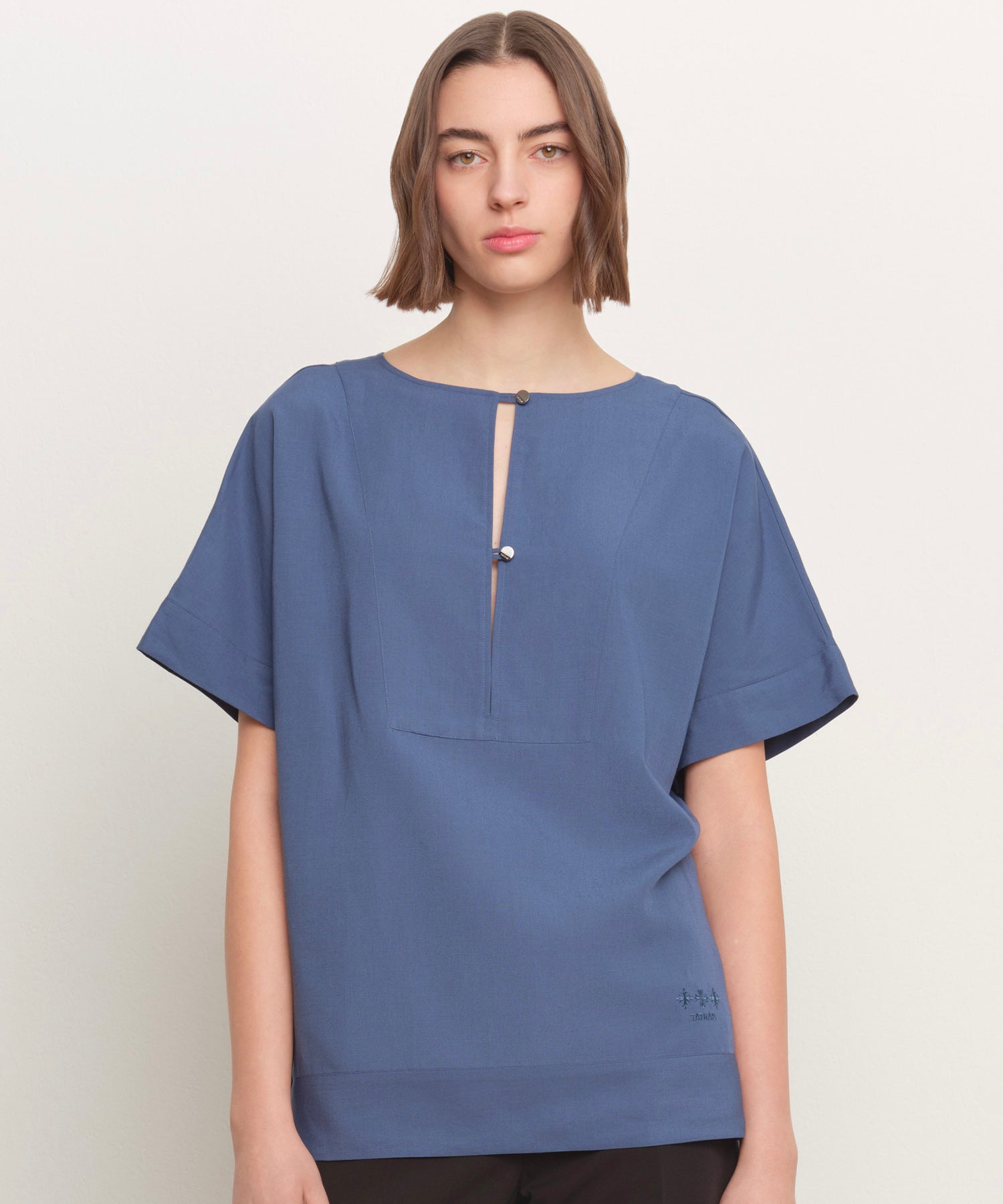 The model is 181 cm tall and is wearing a size 2 in BLUE.