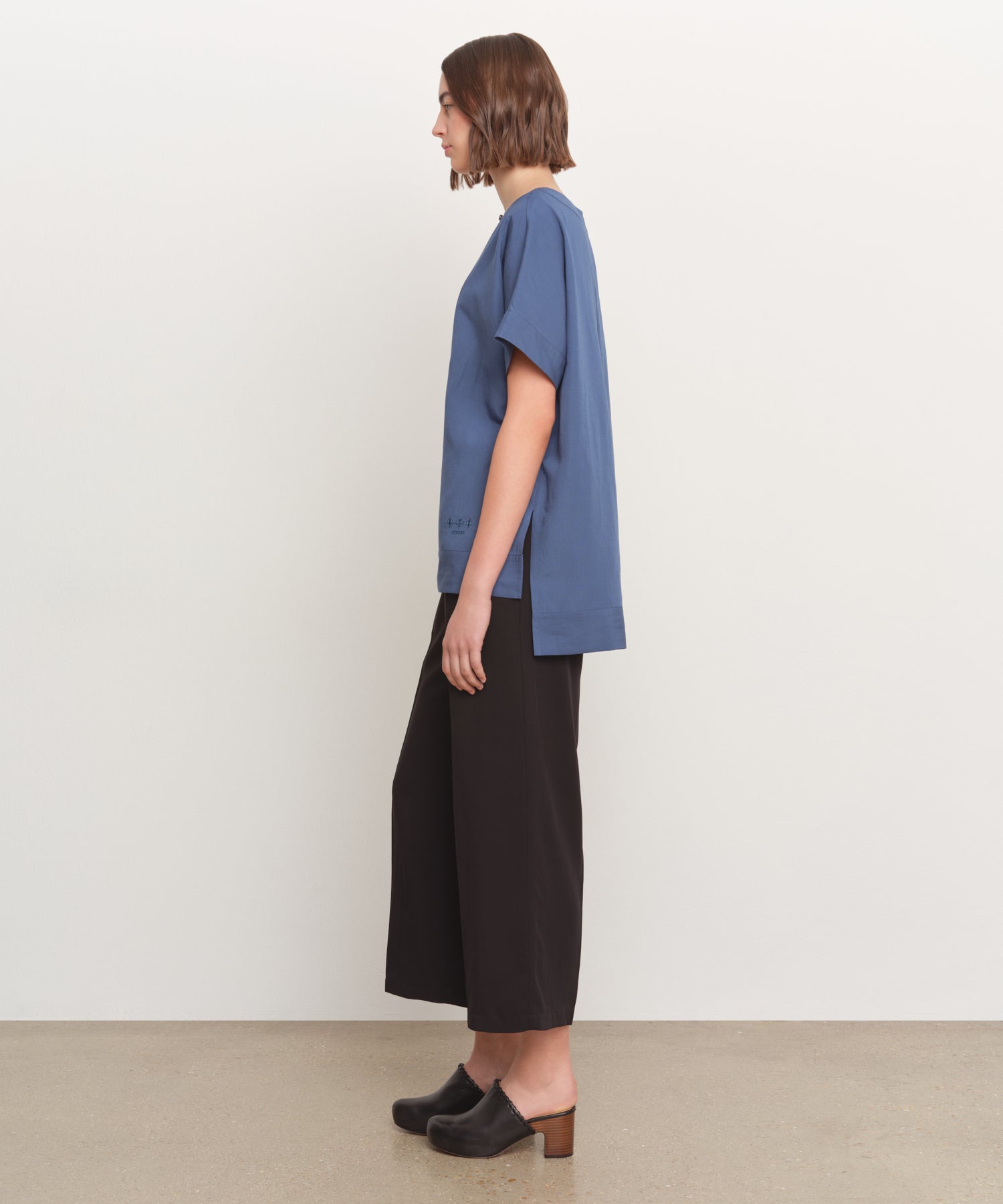 The model is 181 cm tall and is wearing a size 2 in BLUE.