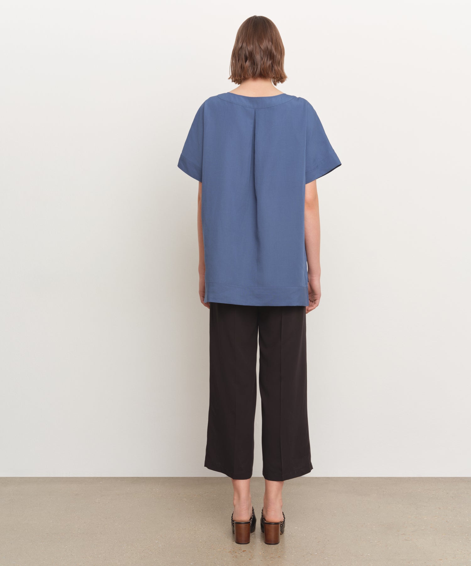 The model is 181 cm tall and is wearing a size 2 in BLUE.
