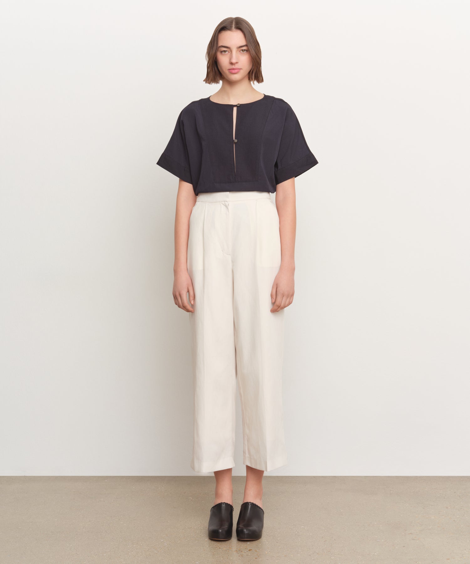The model is 181 cm tall and is wearing a size 2 in IVORY.
