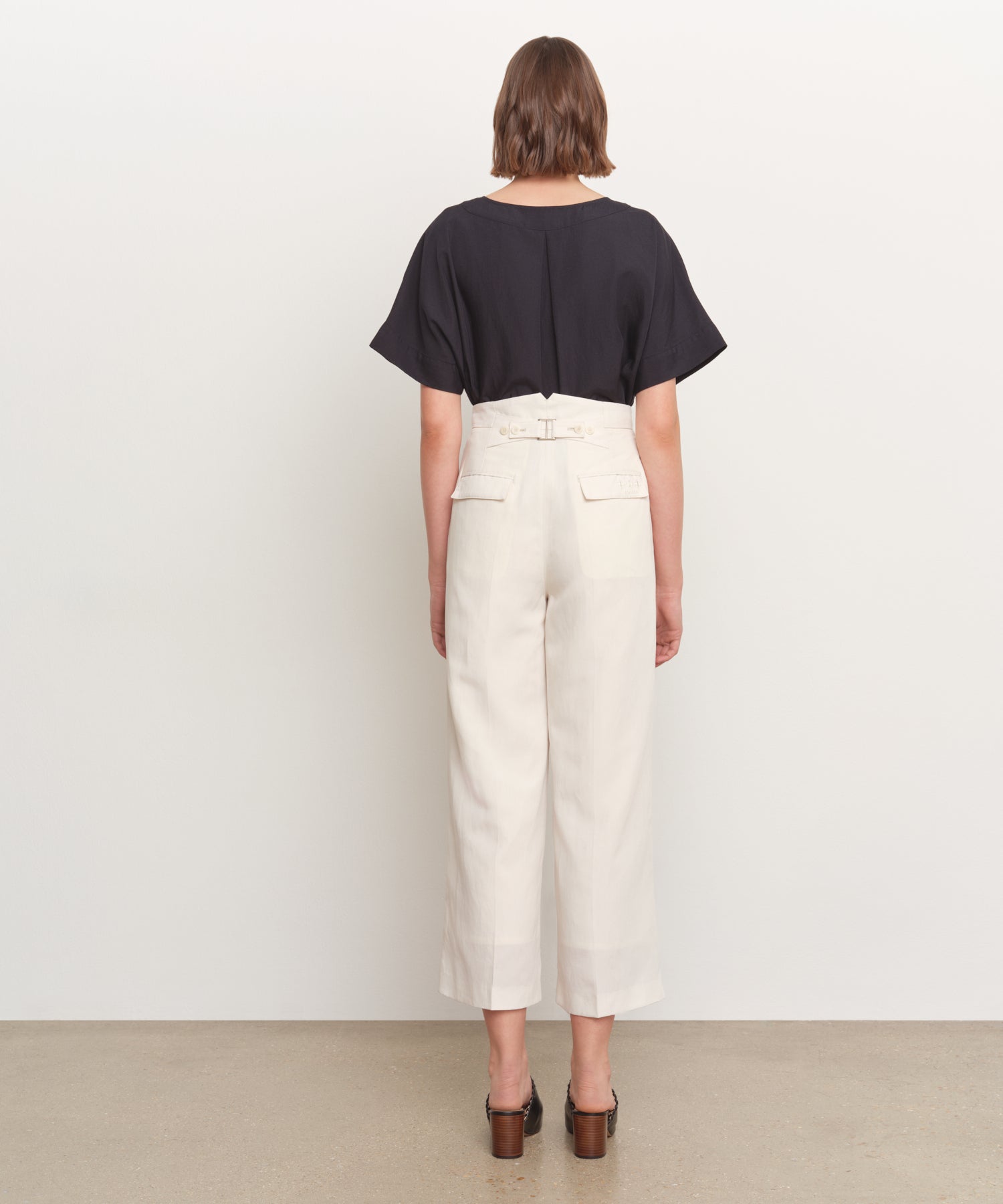 The model is 181 cm tall and is wearing a size 2 in IVORY.