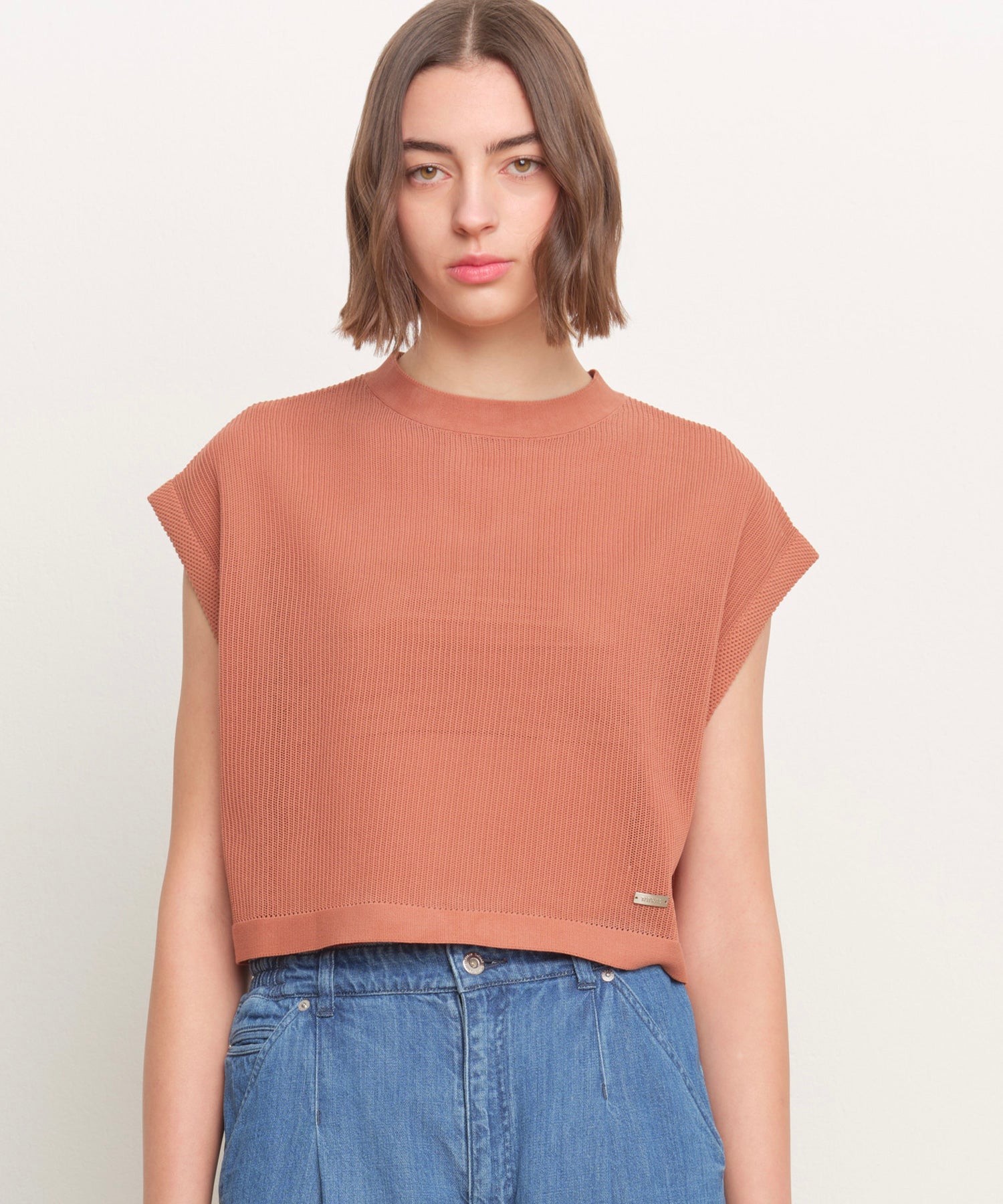 The model is 181 cm tall and is wearing a size 2 in ORANGE.
