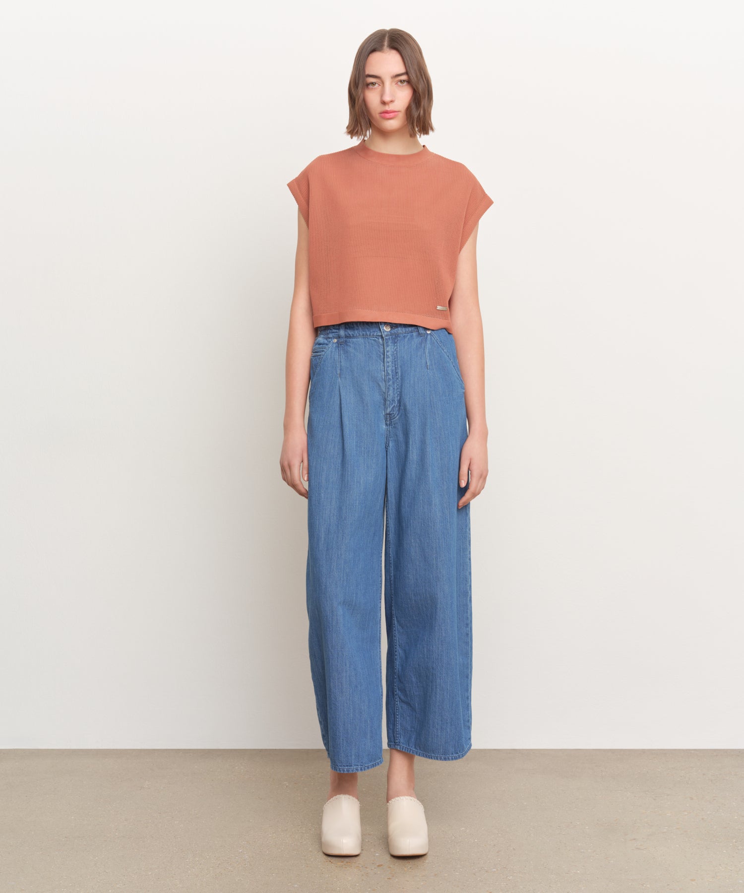 The model is 181 cm tall and is wearing a size 2 in ORANGE.
