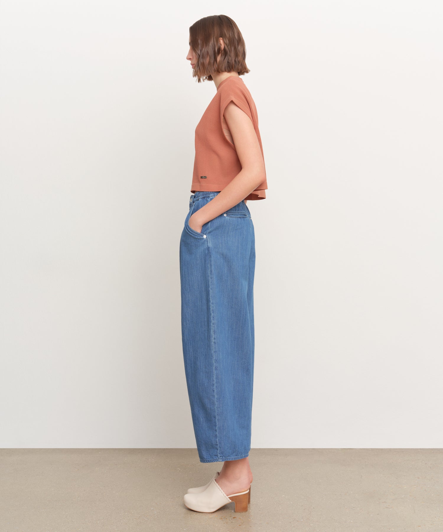 The model is 181 cm tall and is wearing a size 2 in ORANGE.