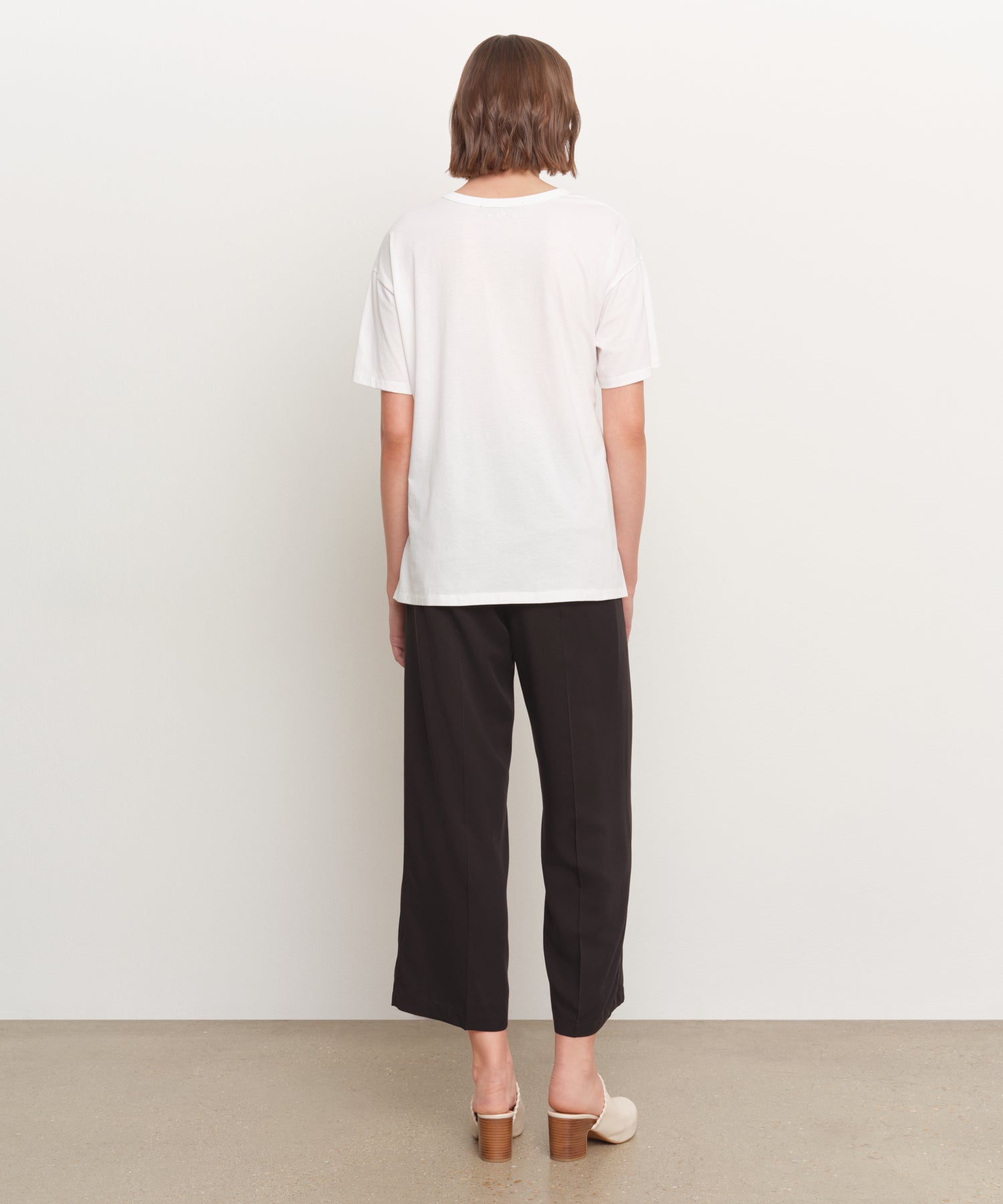 The model is 181 cm tall and is wearing a size 2 in WHITE.