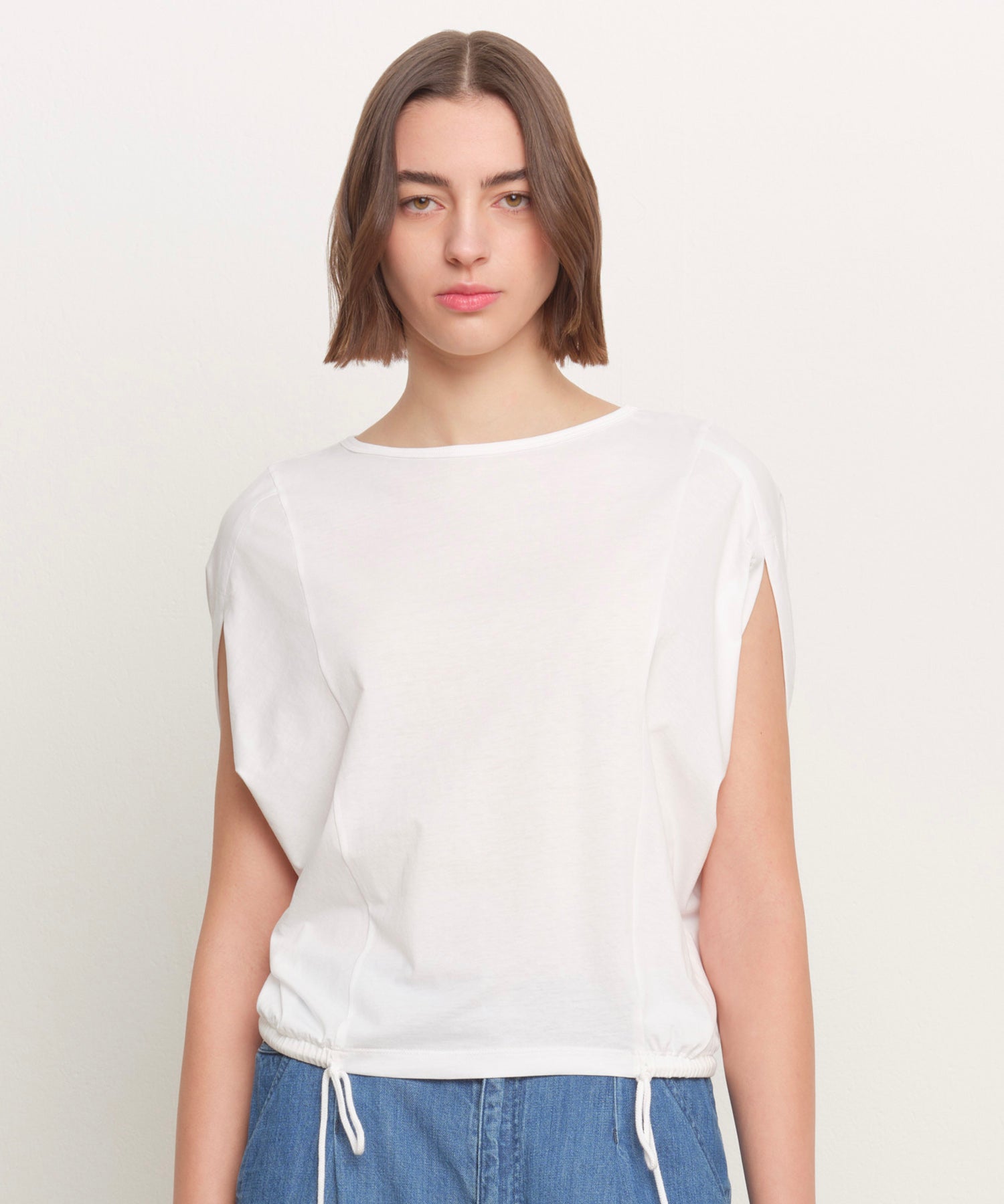 The model is 181 cm tall and is wearing a size 2 in WHITE.