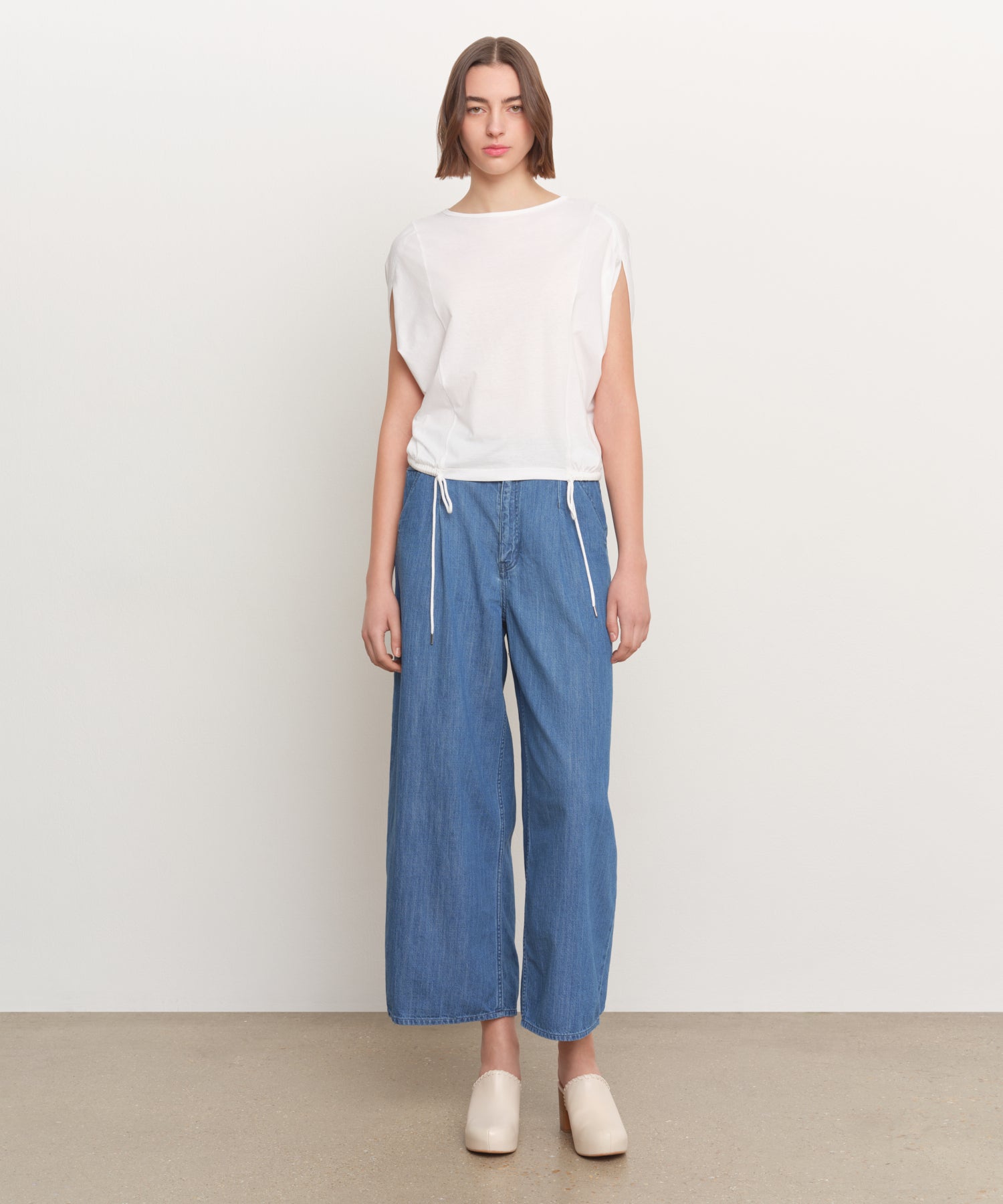 The model is 181 cm tall and is wearing a size 2 in WHITE.