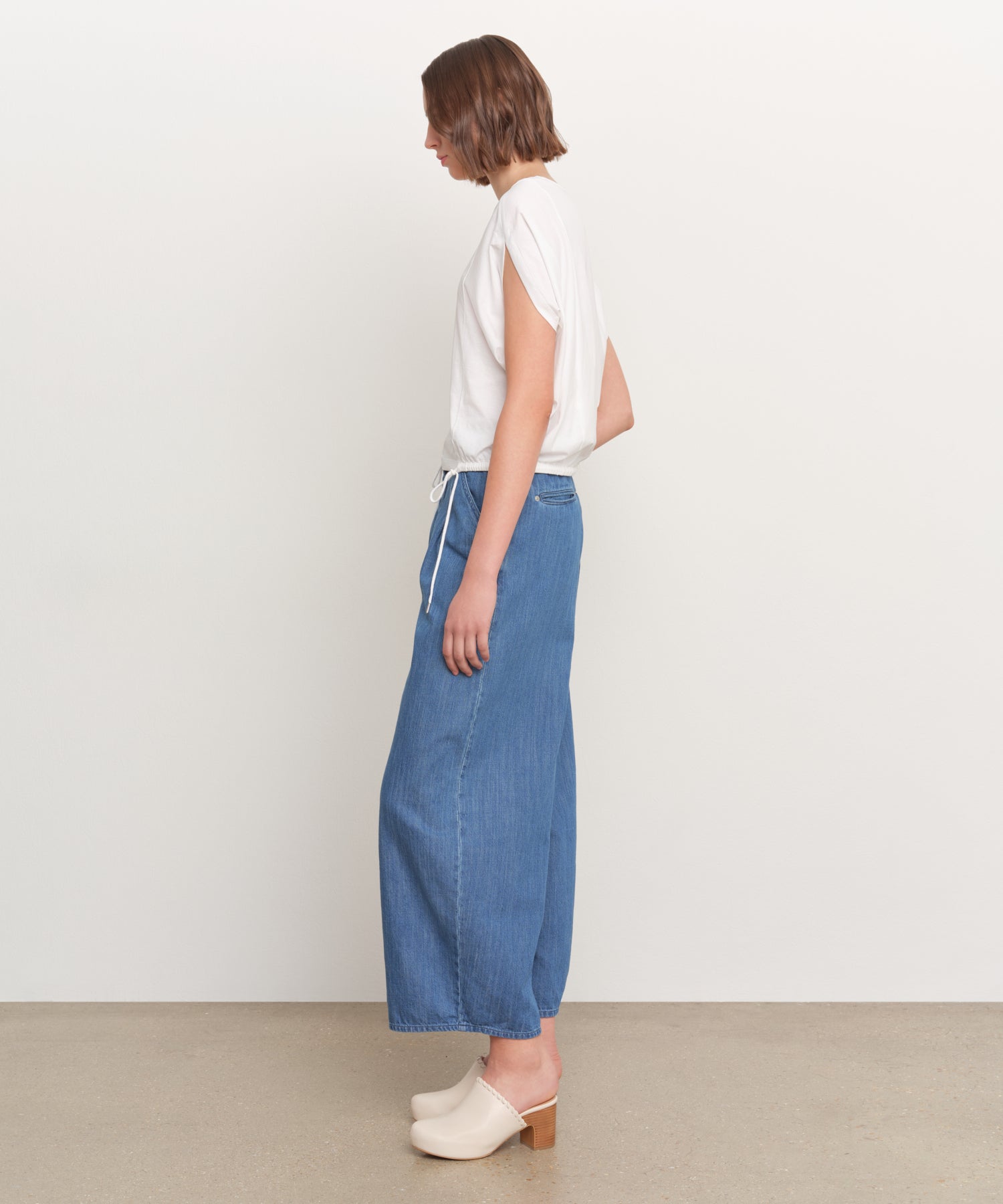 The model is 181 cm tall and is wearing a size 2 in WHITE.