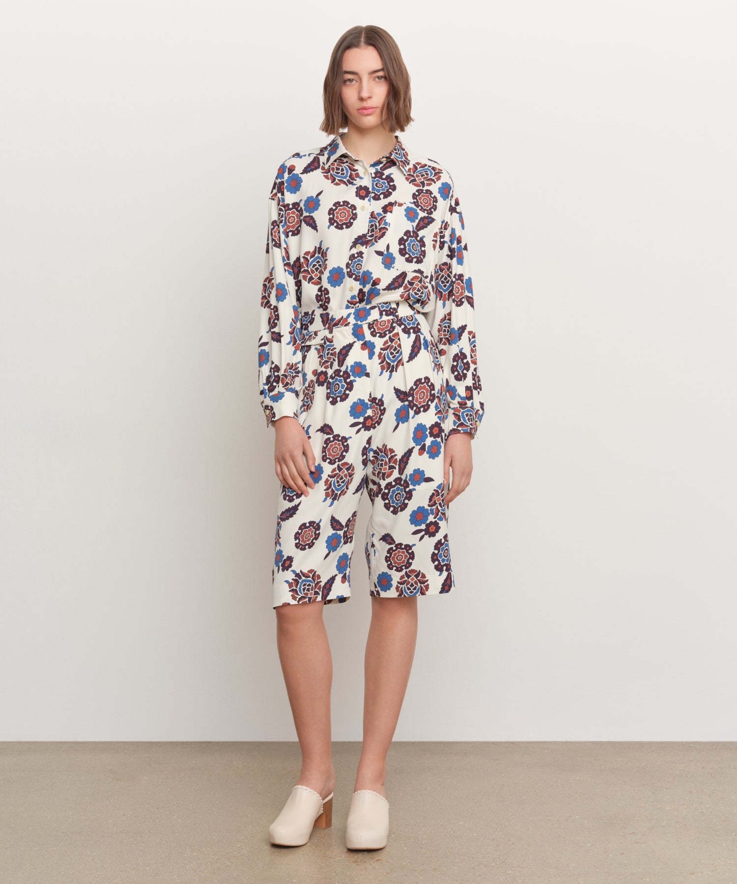 The model is 181 cm tall and is wearing a size 2 in IVORY.