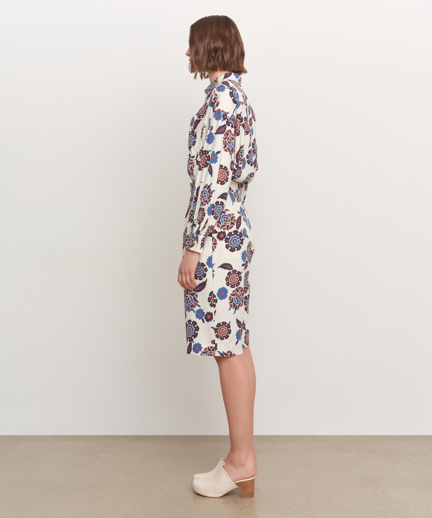 The model is 181 cm tall and is wearing a size 2 in IVORY.
