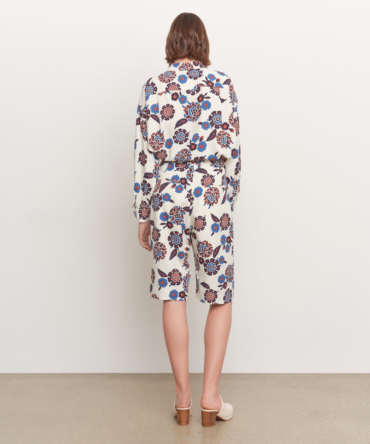 The model is 181 cm tall and is wearing a size 2 in IVORY.