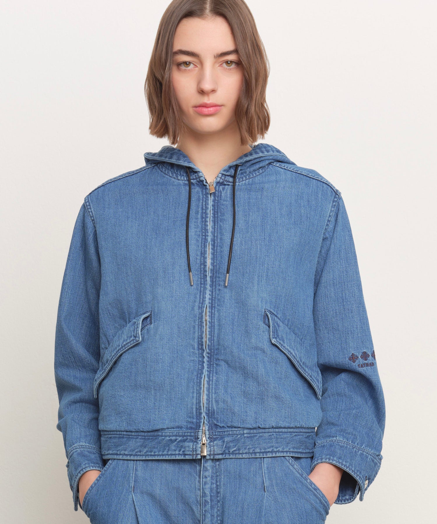 The model is 181 cm tall and is wearing a size 2 in BLUE.