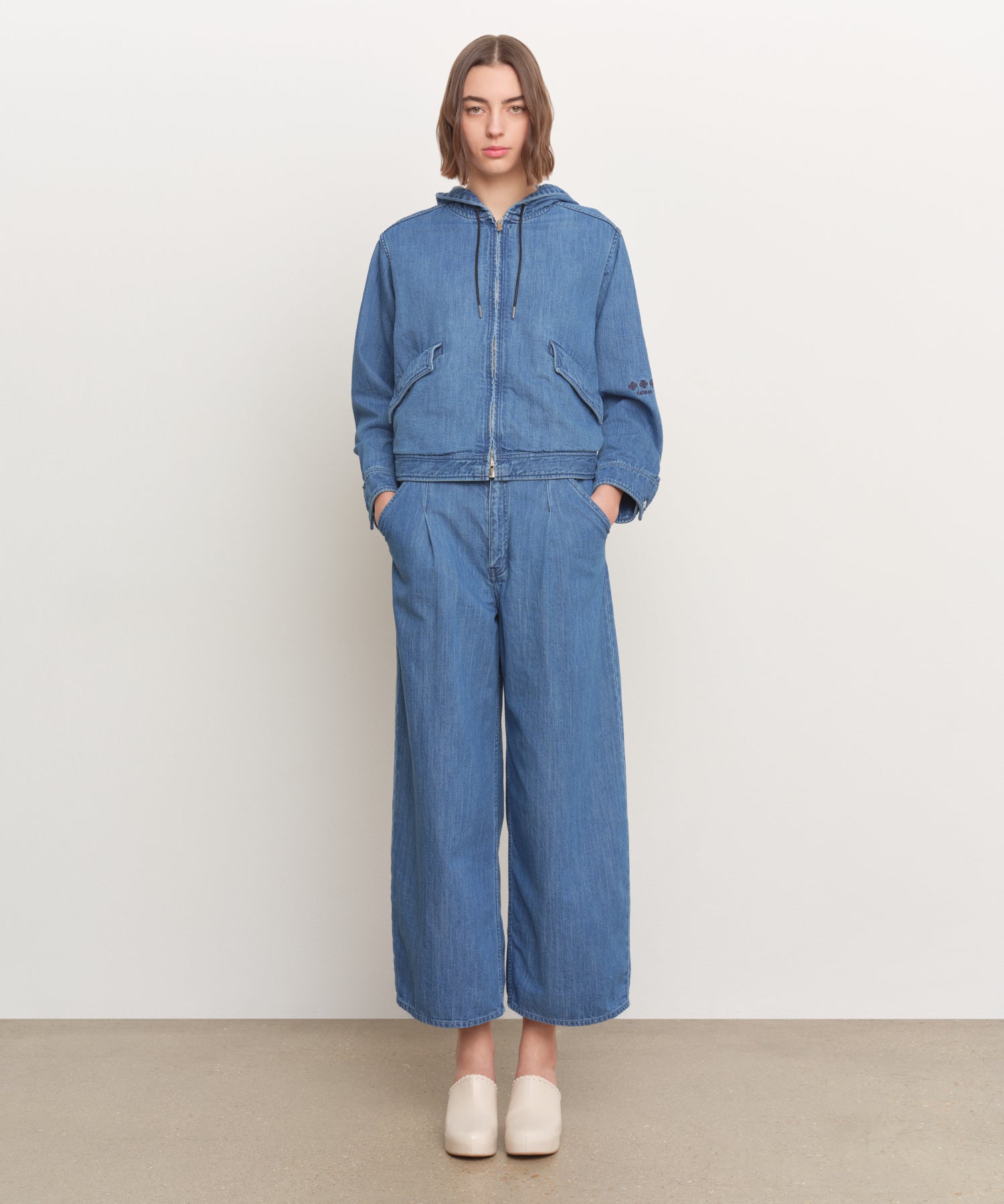 The model is 181 cm tall and is wearing a size 2 in BLUE.