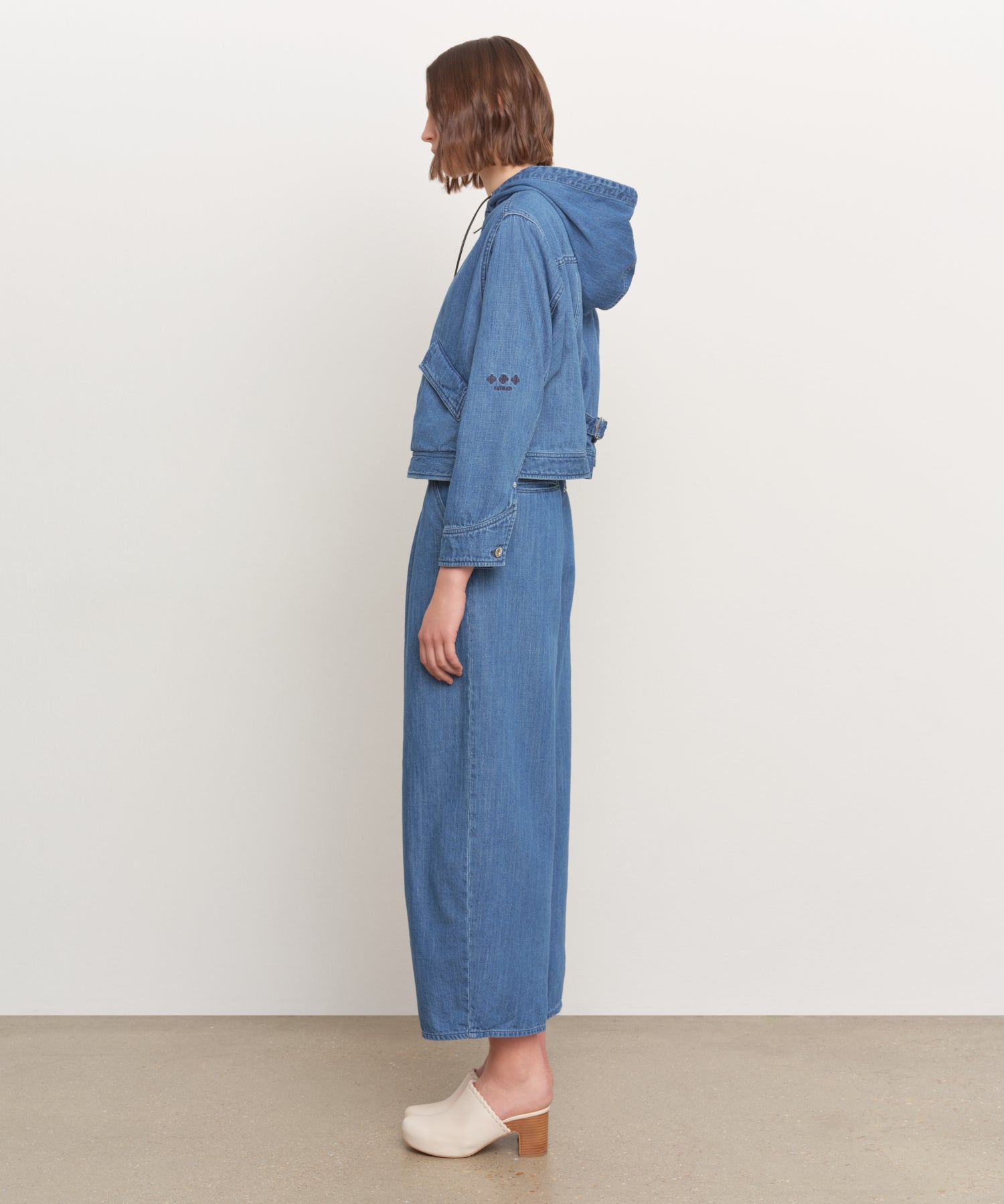 The model is 181 cm tall and is wearing a size 2 in BLUE.