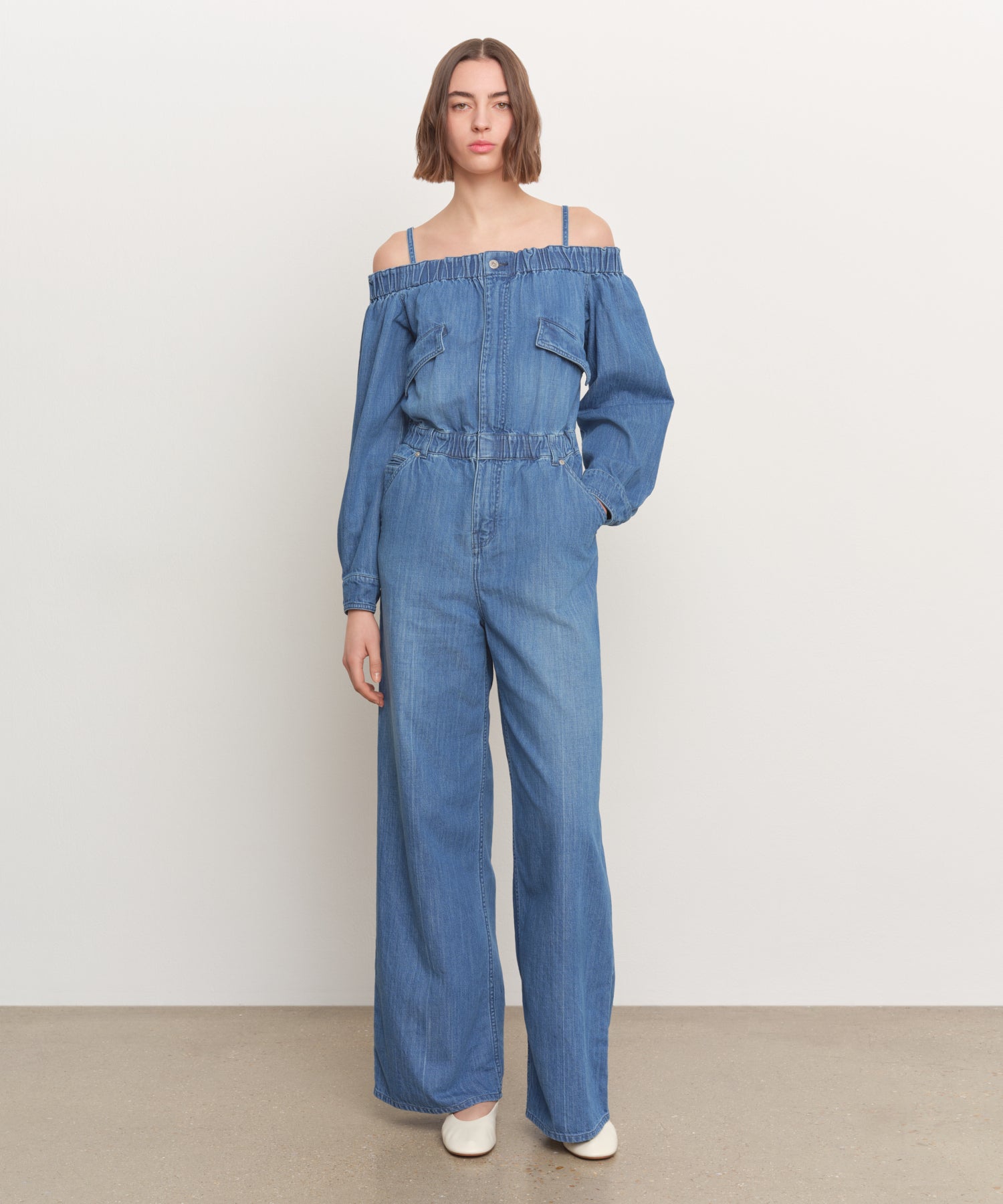 The model is 181 cm tall and is wearing a size 2 in BLUE.