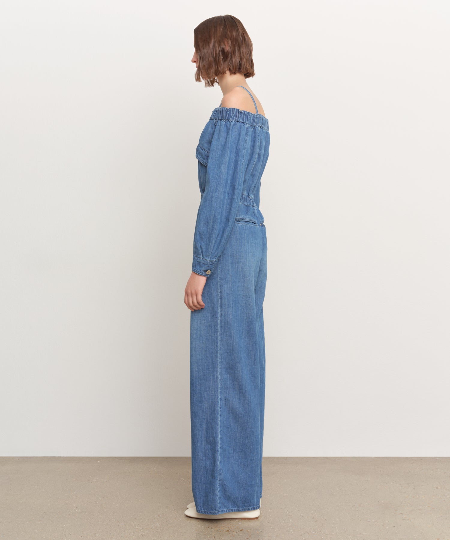 The model is 181 cm tall and is wearing a size 2 in BLUE.
