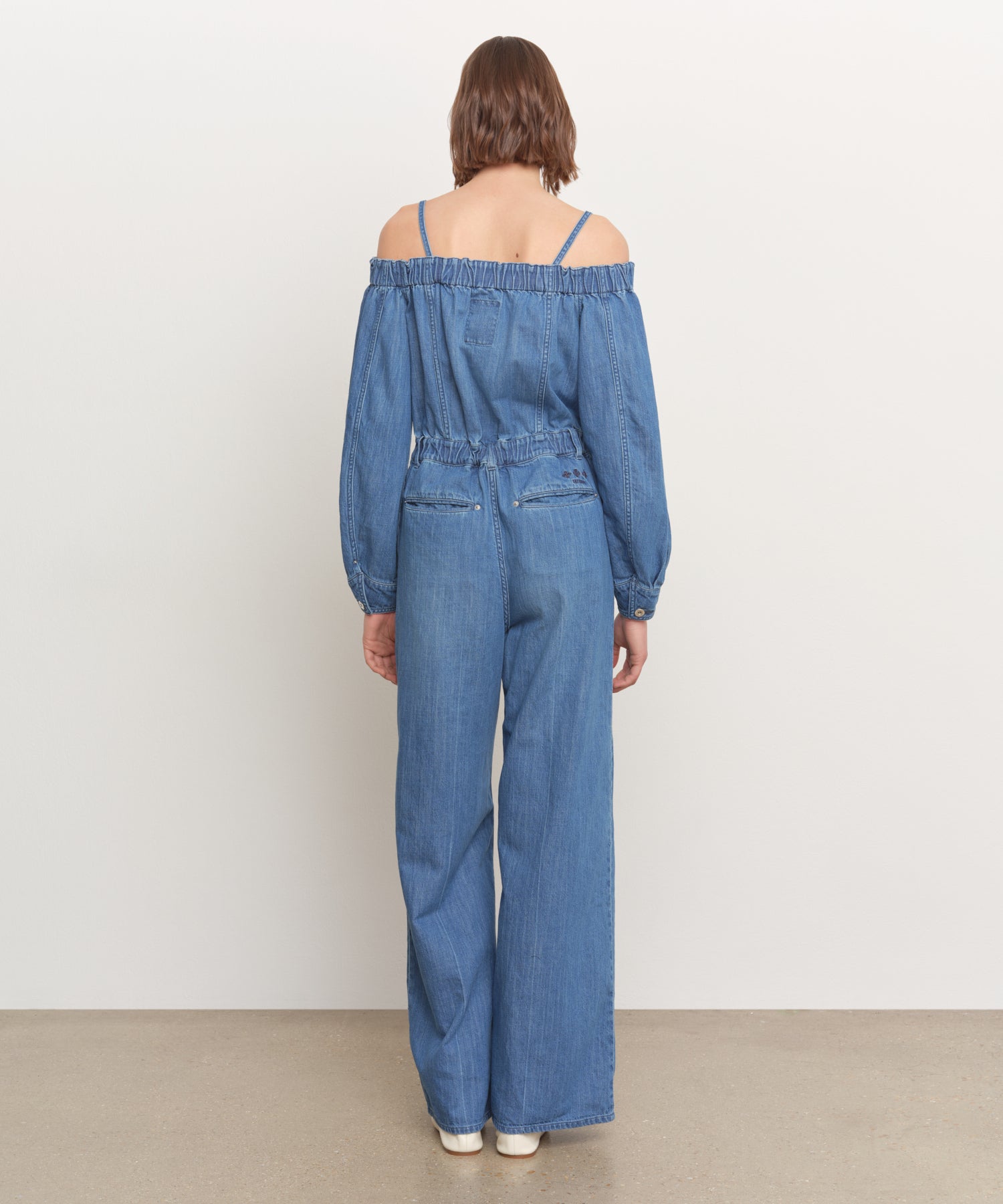 The model is 181 cm tall and is wearing a size 2 in BLUE.