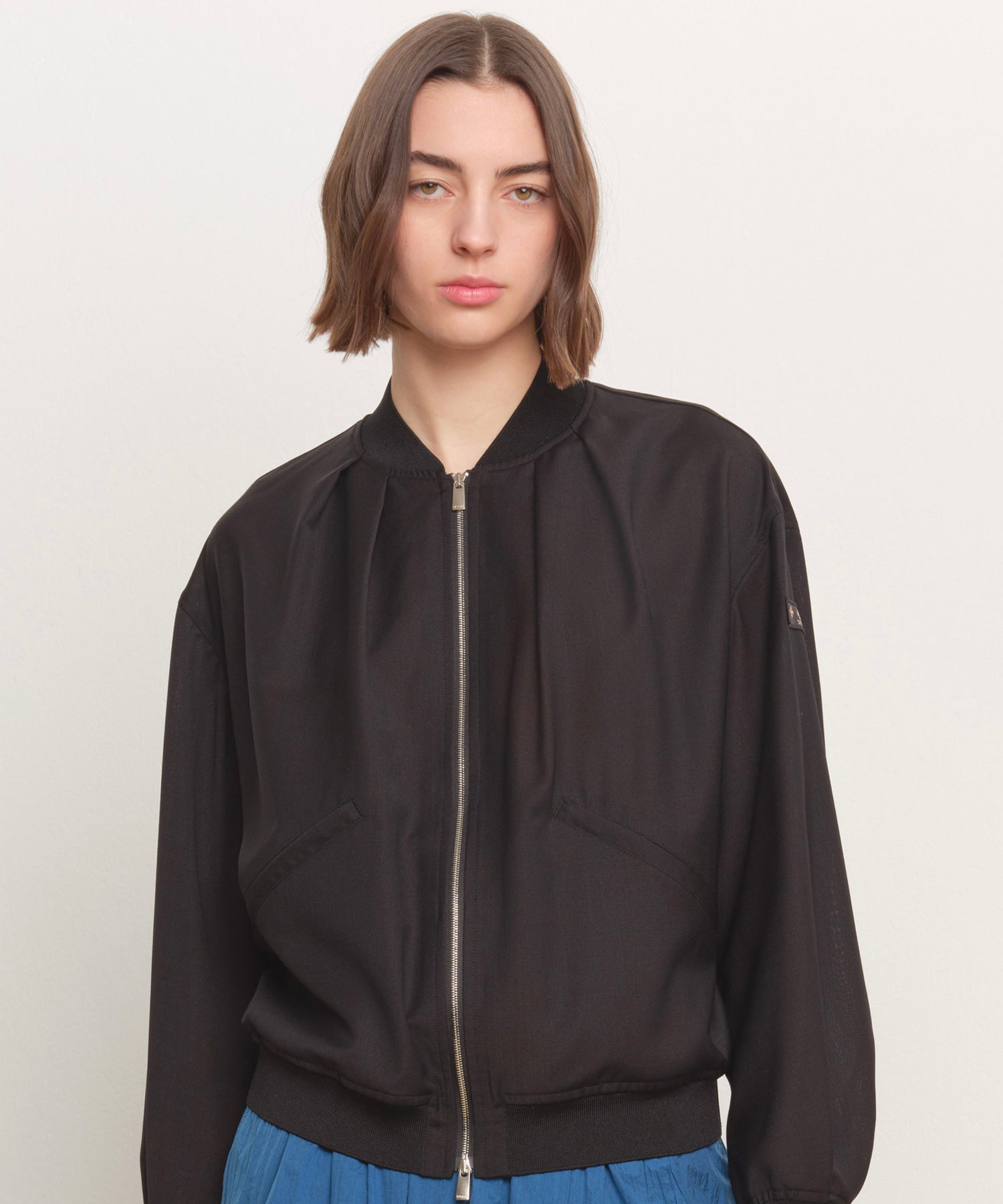 The model is 181 cm tall and is wearing a size 2 in BLACK.