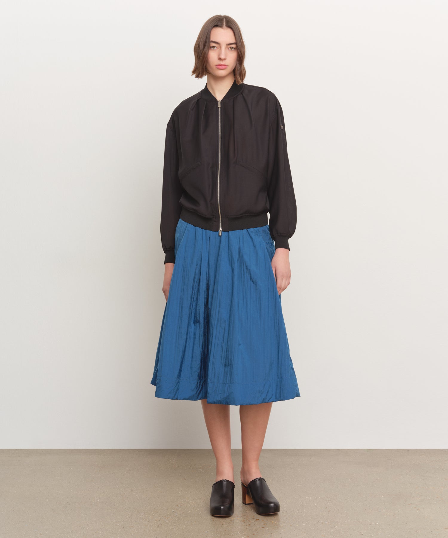 The model is 181 cm tall and is wearing a size 2 in BLACK.