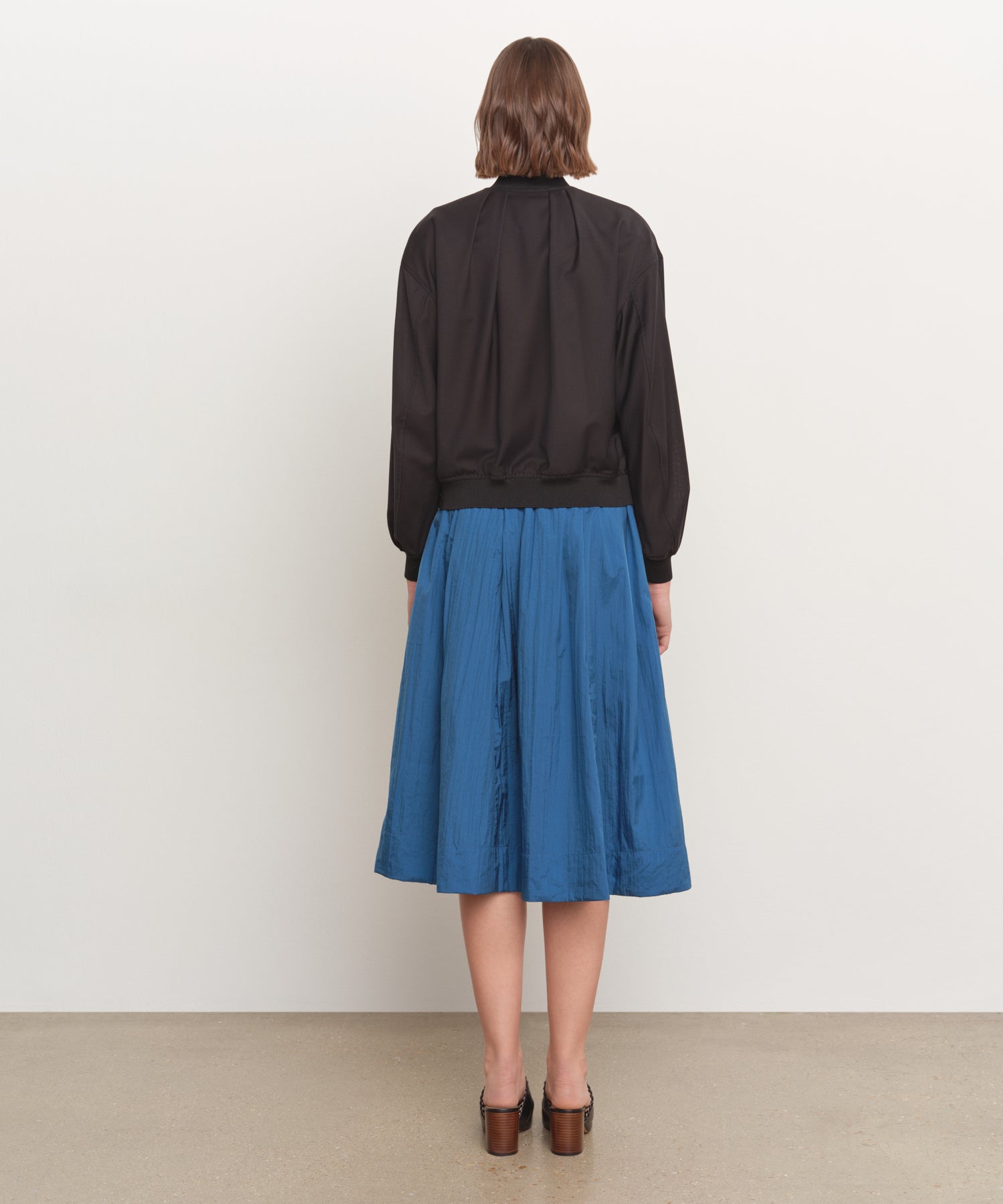 The model is 181 cm tall and is wearing a size 2 in BLACK.