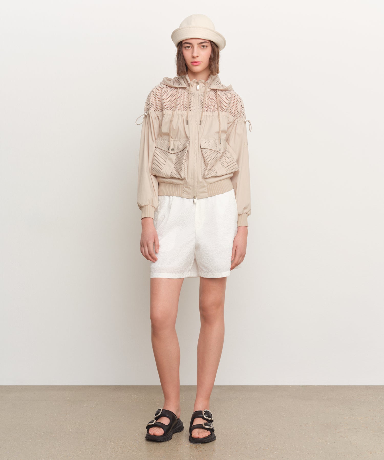 The model is 181 cm tall and is wearing a size 2 in LIGHT BEIGE.