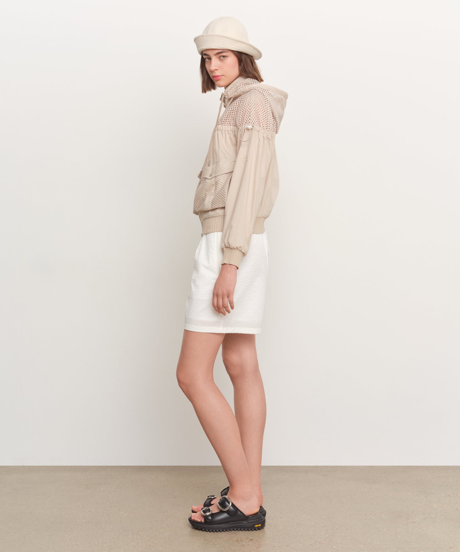 The model is 181 cm tall and is wearing a size 2 in LIGHT BEIGE.
