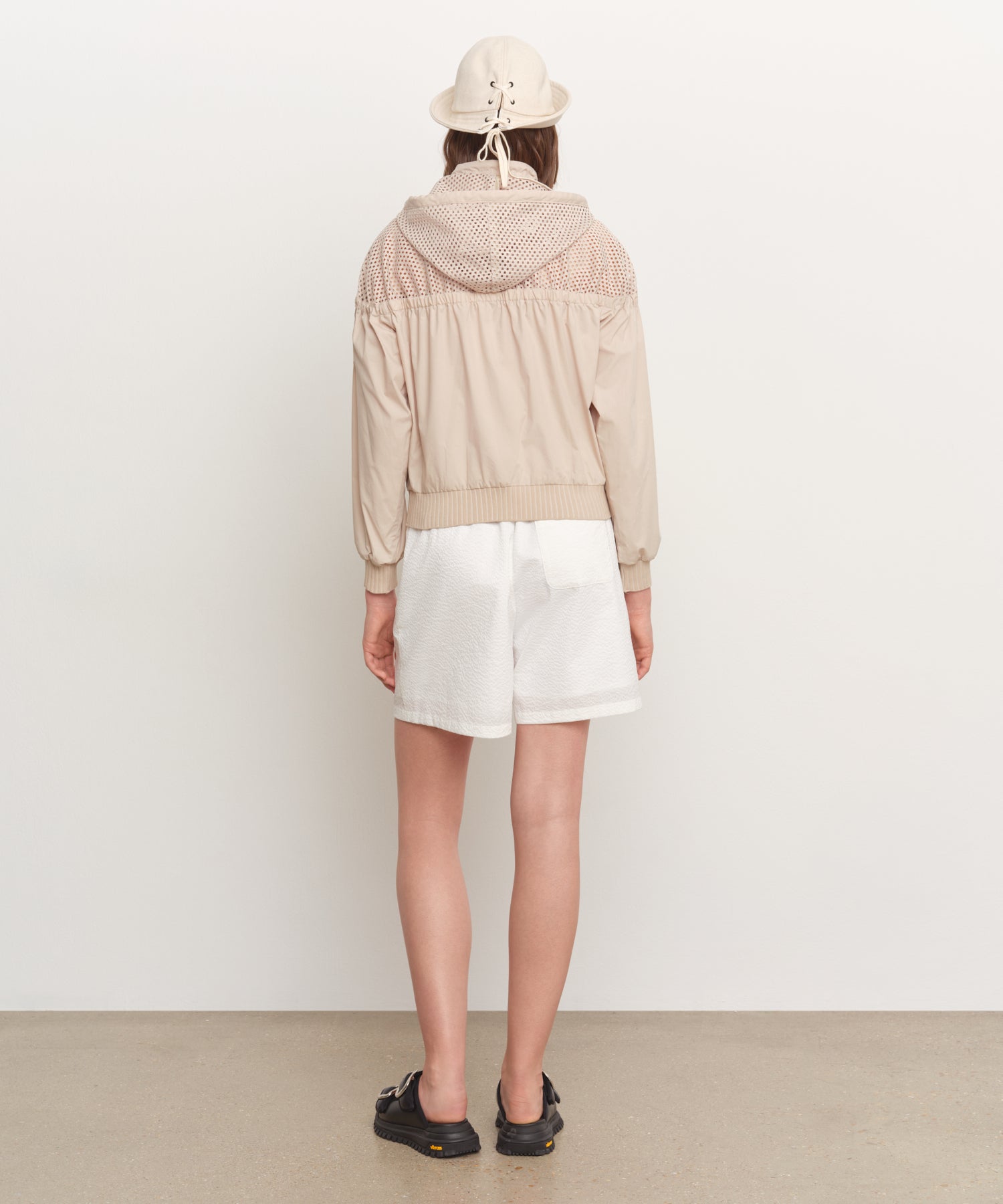 The model is 181 cm tall and is wearing a size 2 in LIGHT BEIGE.
