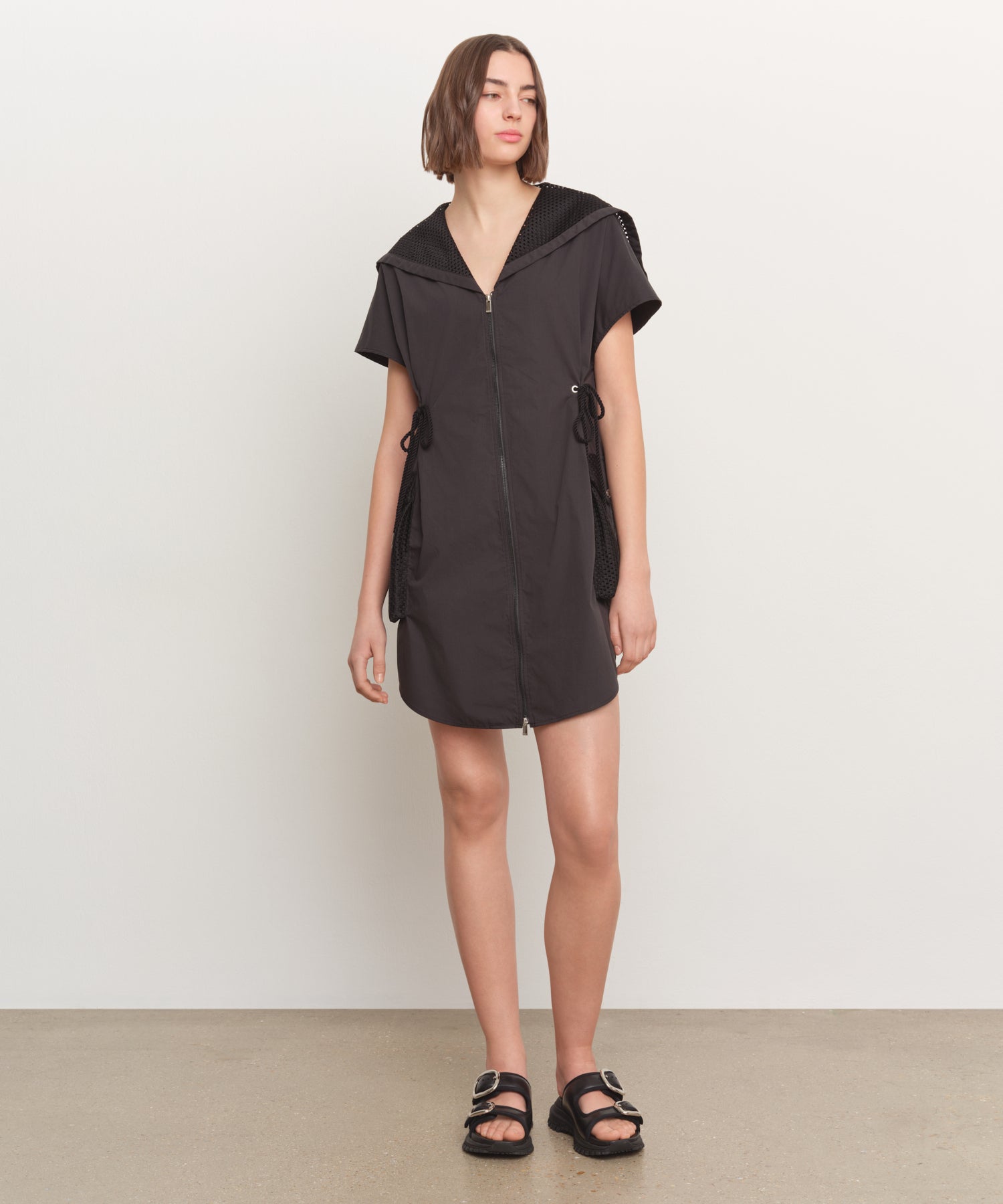 The model is 181 cm tall and is wearing a size 2 in BLACK.