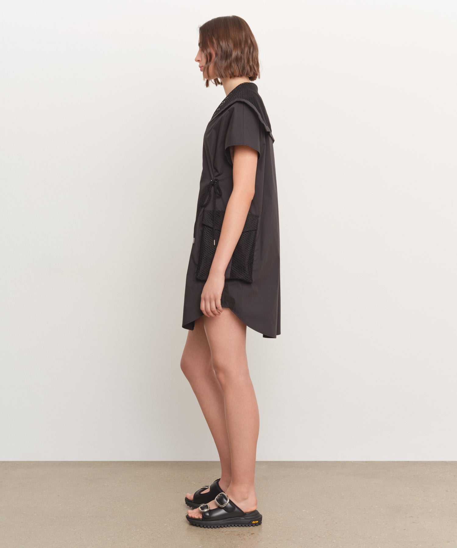 The model is 181 cm tall and is wearing a size 2 in BLACK.