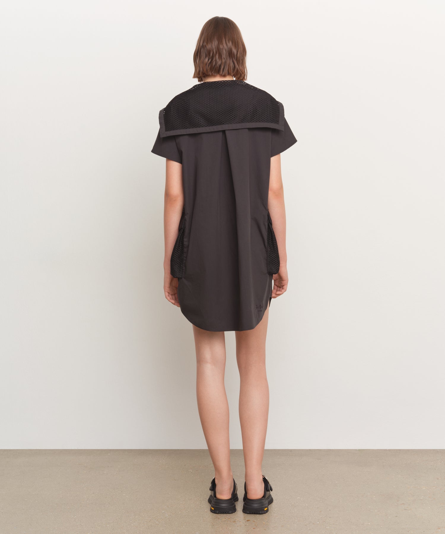 The model is 181 cm tall and is wearing a size 2 in BLACK.