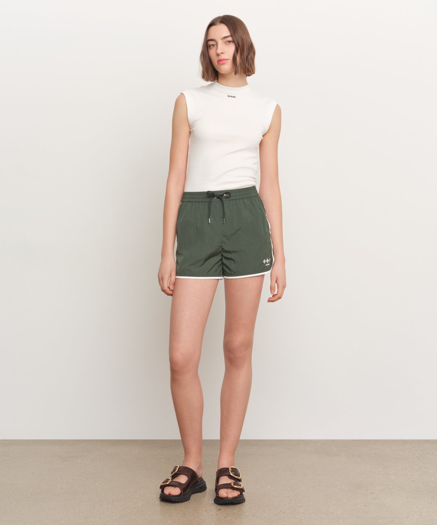 The model is 181 cm tall and is wearing a size 2 in GREEN.