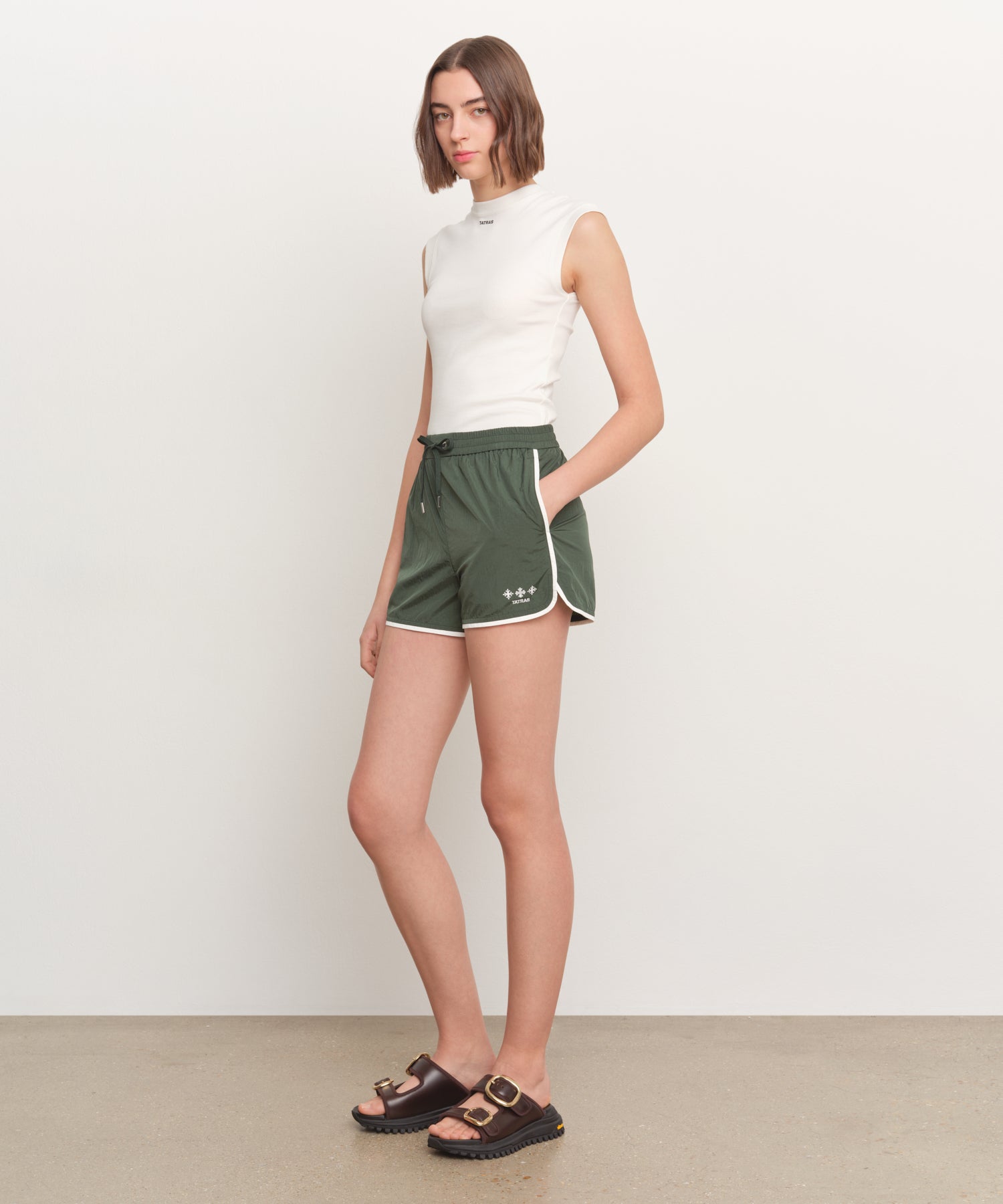 The model is 181 cm tall and is wearing a size 2 in GREEN.