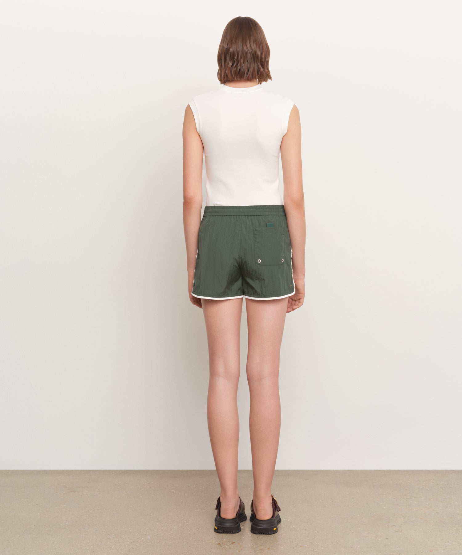 The model is 181 cm tall and is wearing a size 2 in GREEN.