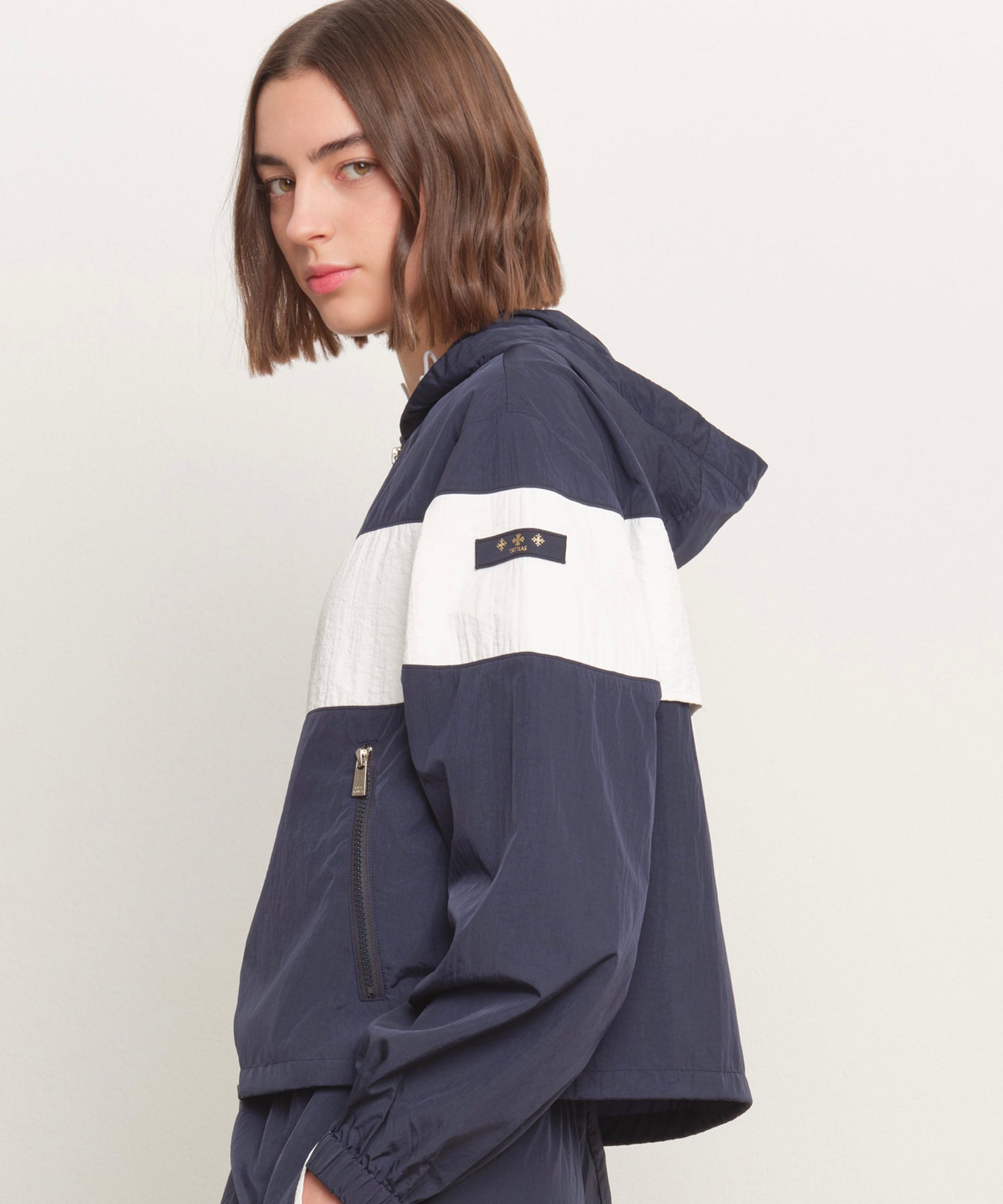 The model is 181 cm tall and is wearing a size 2 in NAVY.