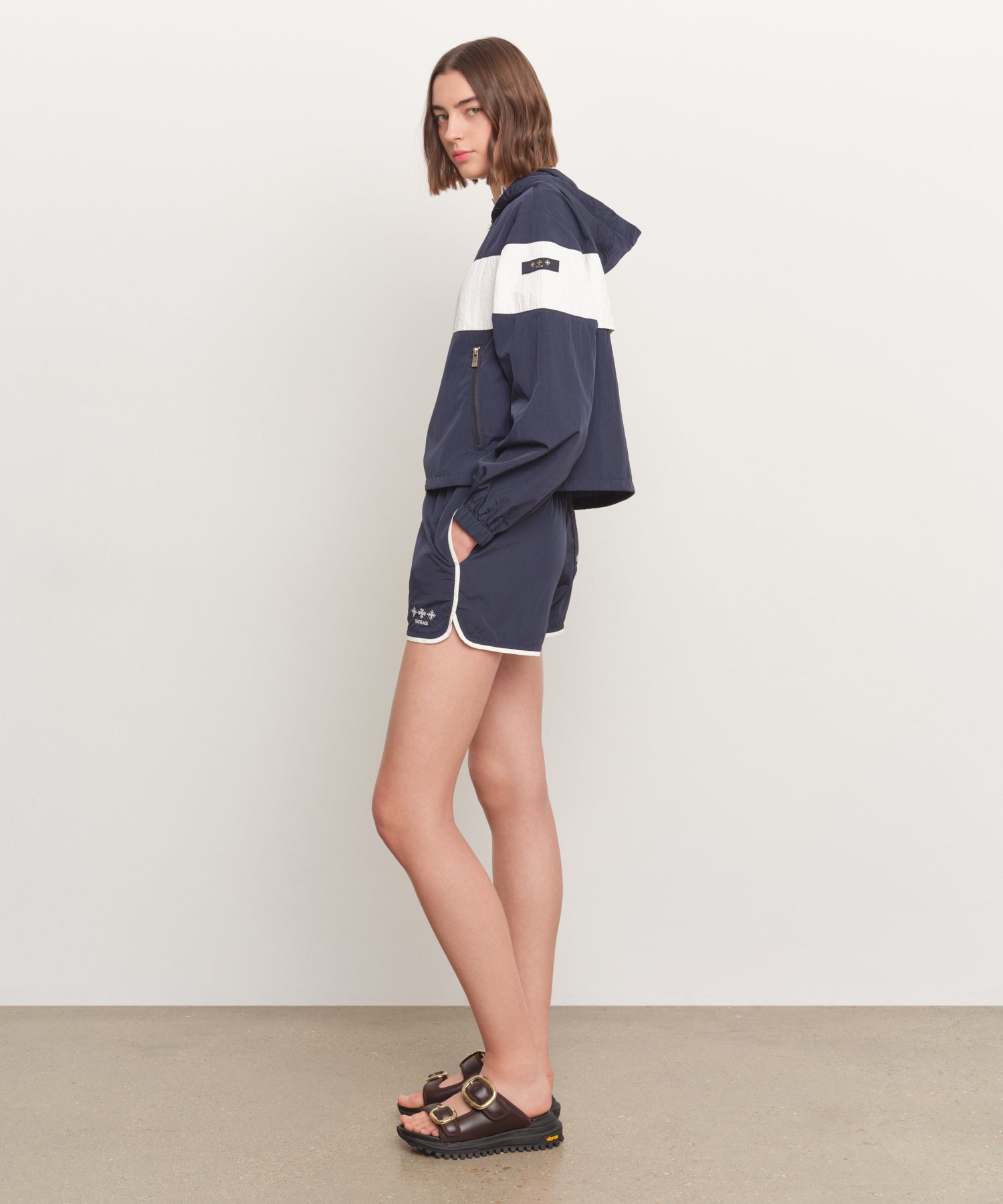 The model is 181 cm tall and is wearing a size 2 in NAVY.