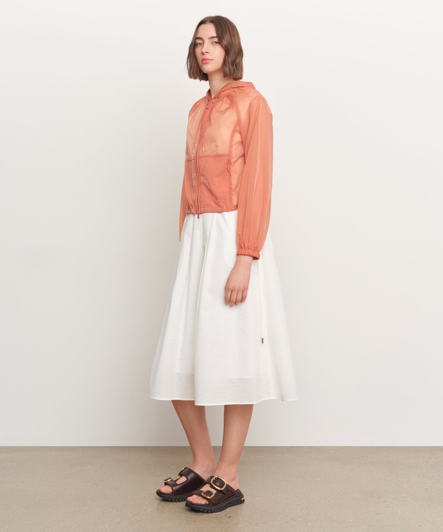 The model is 181 cm tall and is wearing a size 2 in ORANGE.