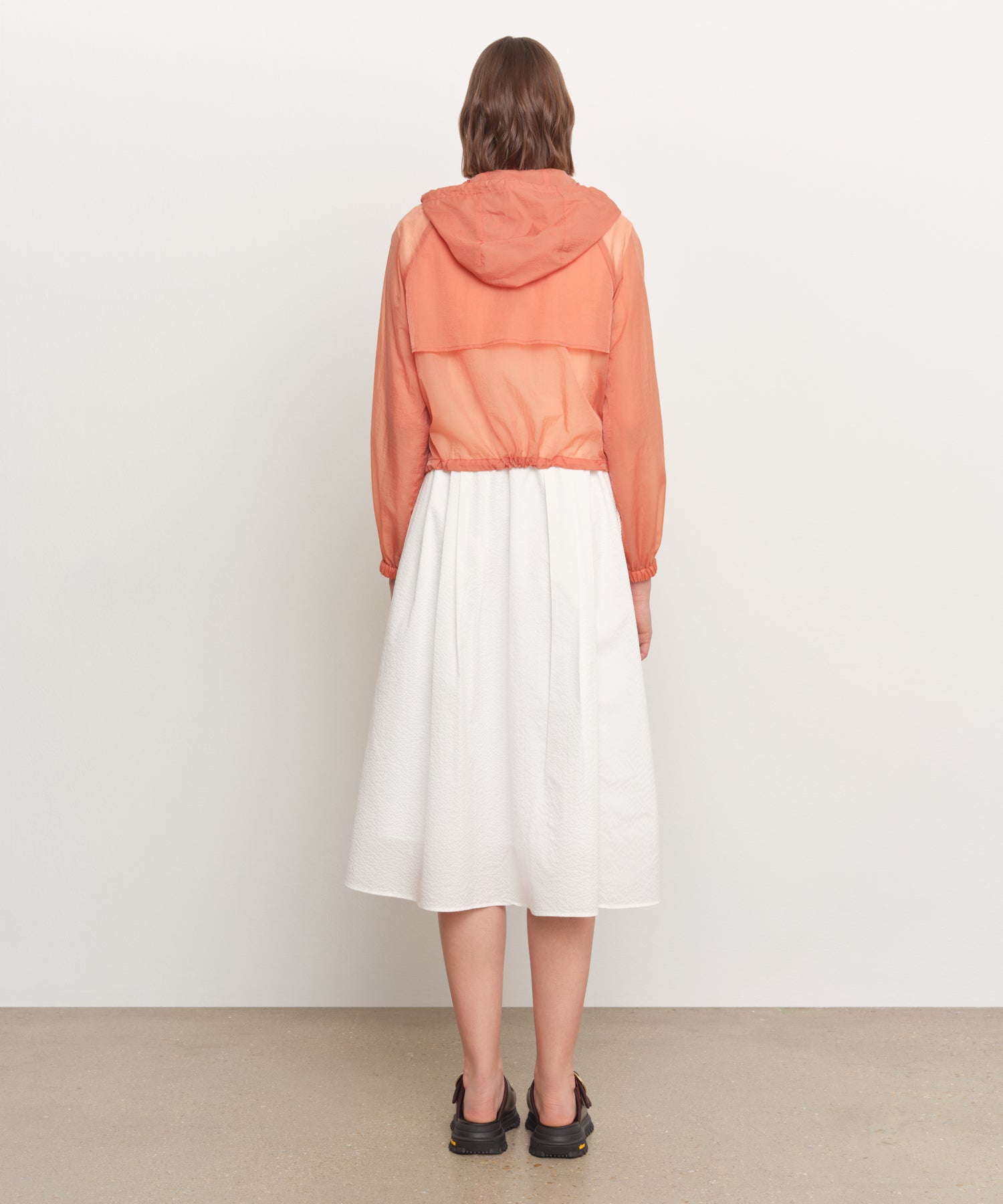 The model is 181 cm tall and is wearing a size 2 in ORANGE.